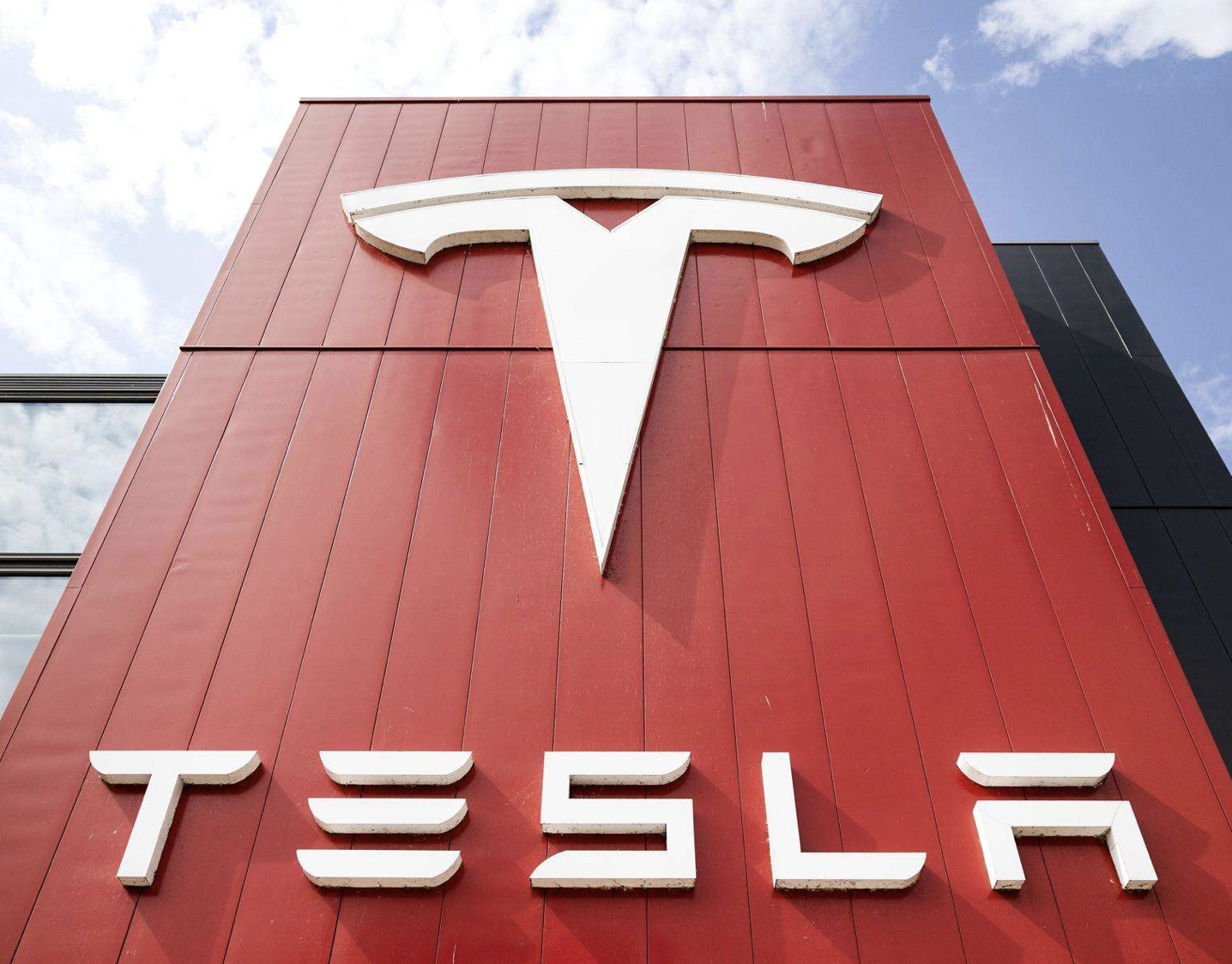 Jurado ordena a Tesla pagar $329 millones por accidente fatal con el autopiloto