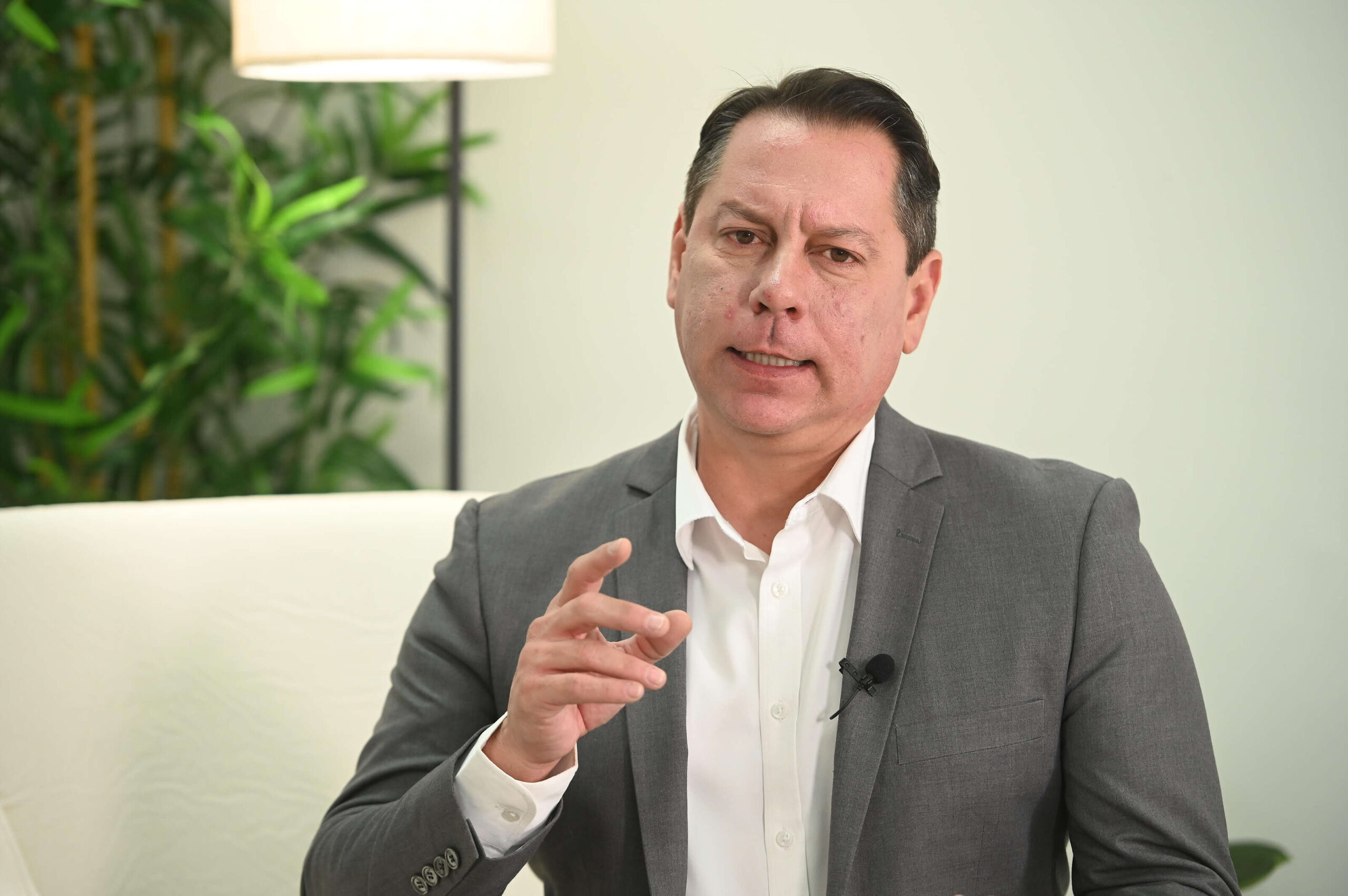 Juan Dalmau ingresa hospital para una evaluación médica