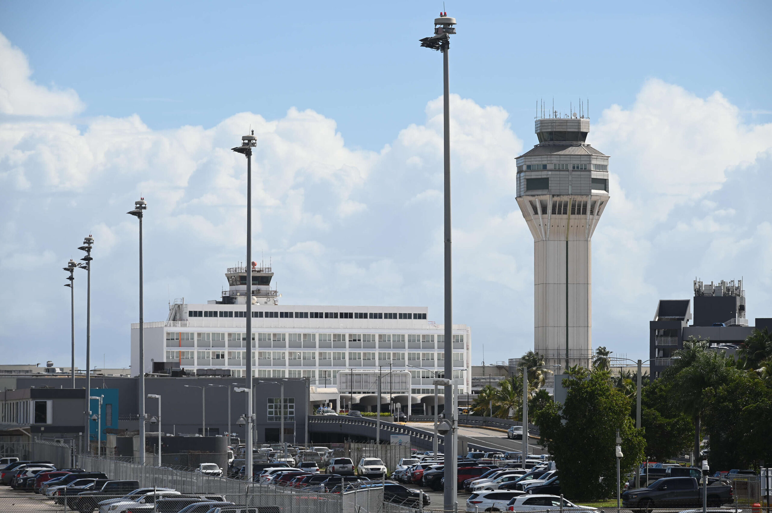 Paso cercano del huracán provoca cancelaciones de vuelos en aeropuerto LMM