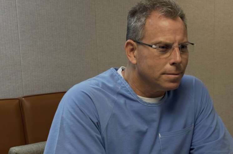 Niegan libertad condicional a uno de los hermanos Menéndez