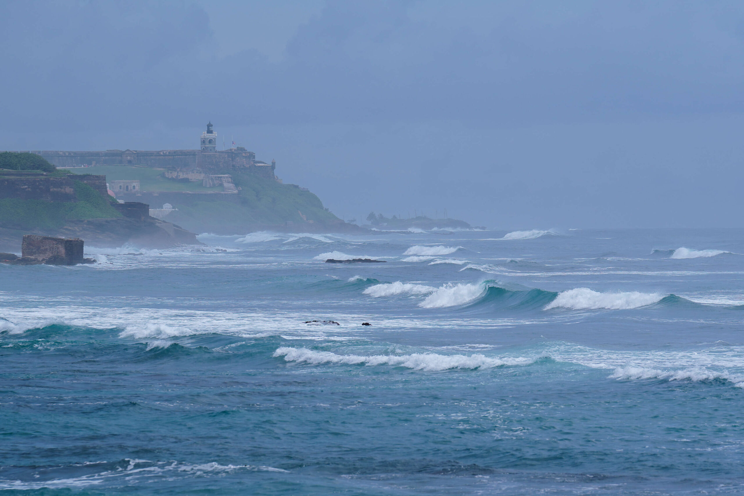Autoridades buscan surfer perdido en la costa de Dorado