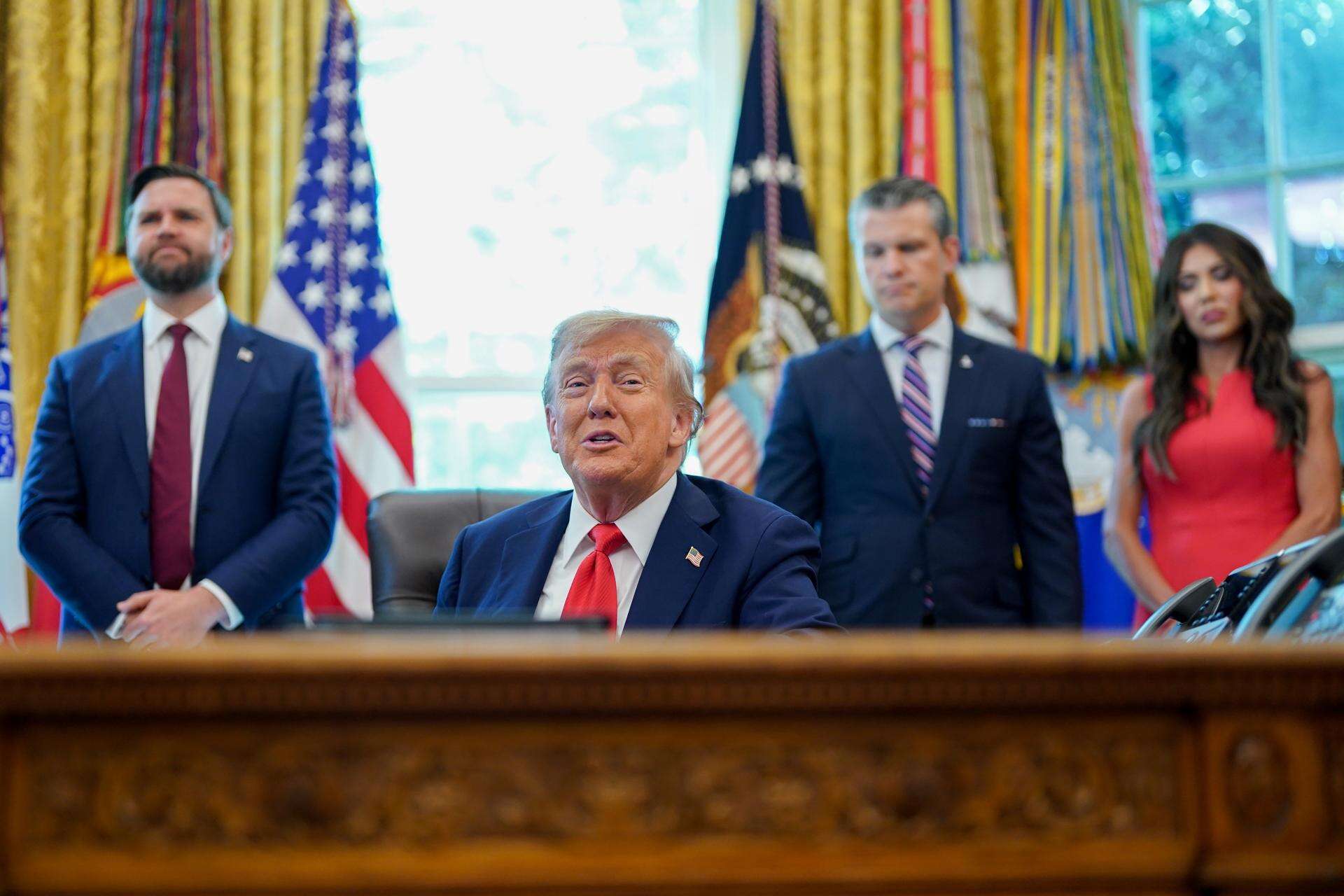 Trump firma una orden para procesar a quienes quemen la bandera de EE.UU.