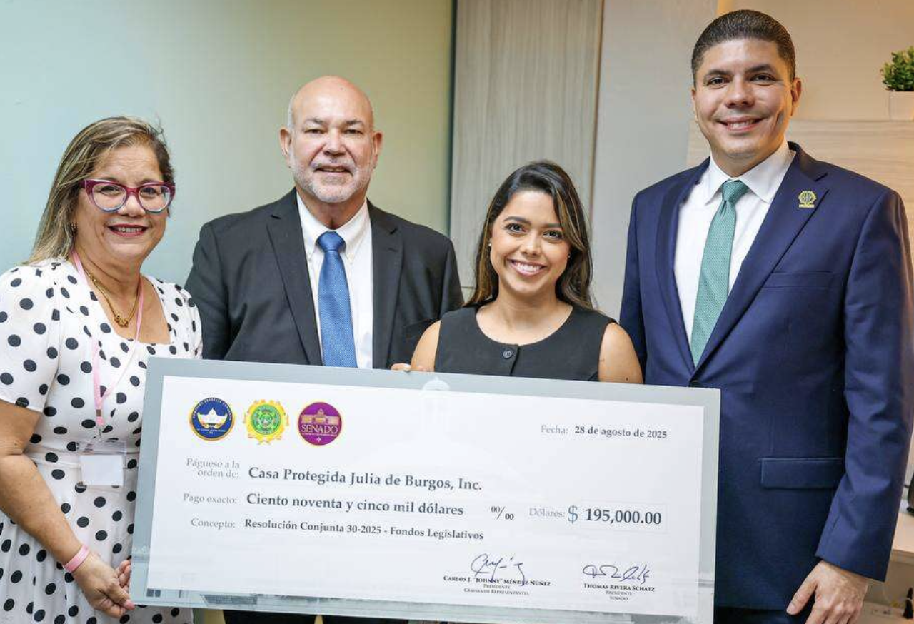 Casa Protegida Julia de Burgos recibe un donativo legislativo de $195,000