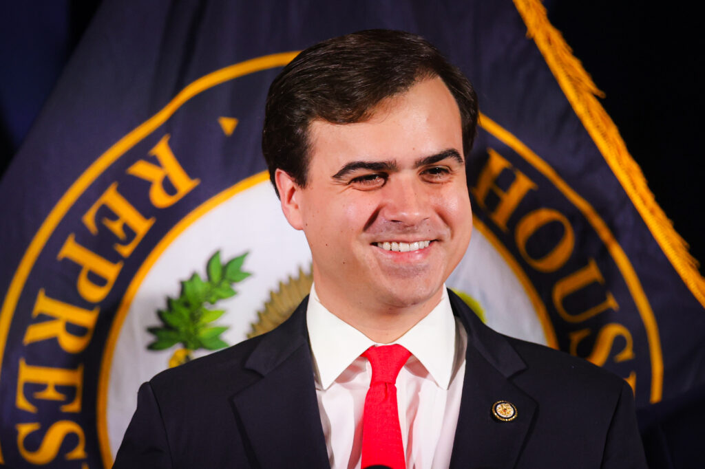 Más que un congresista, Pablo José Hernández busca desempeñarse como embajador en Washington