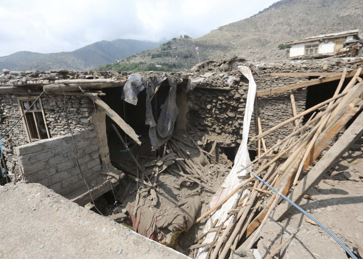 Más de 1,400 muertos y 3,100 heridos tras terremoto en Afganistán