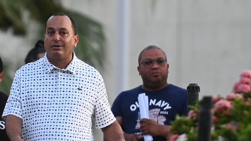 Los empleados de Hacienda, Javier Relta Lebrón y Harry Muriel Falero. (Juan R. Costa/NotiCel)