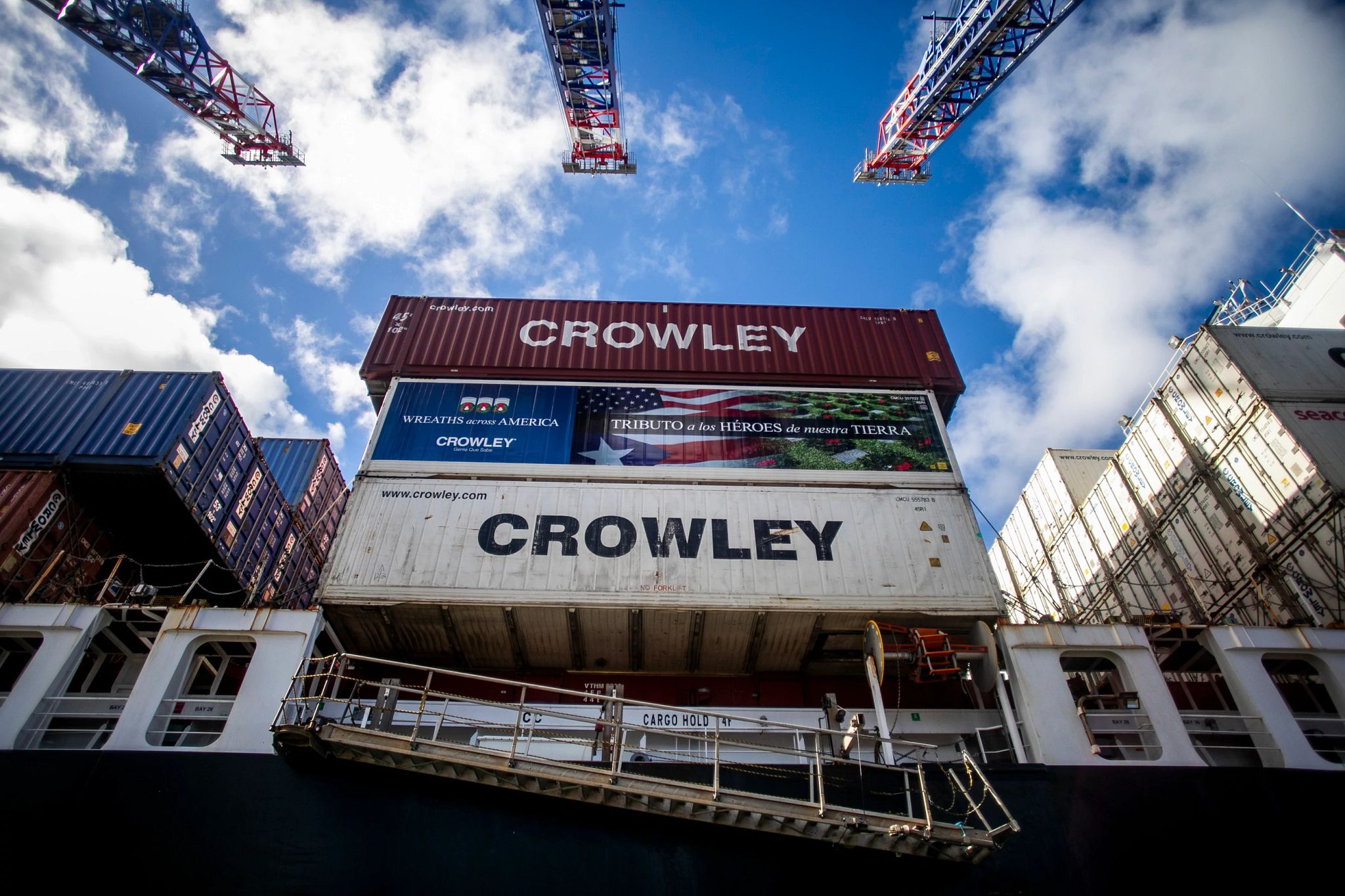 Reciben más de 5,000 coronas para honrar a soldados puertorriqueños