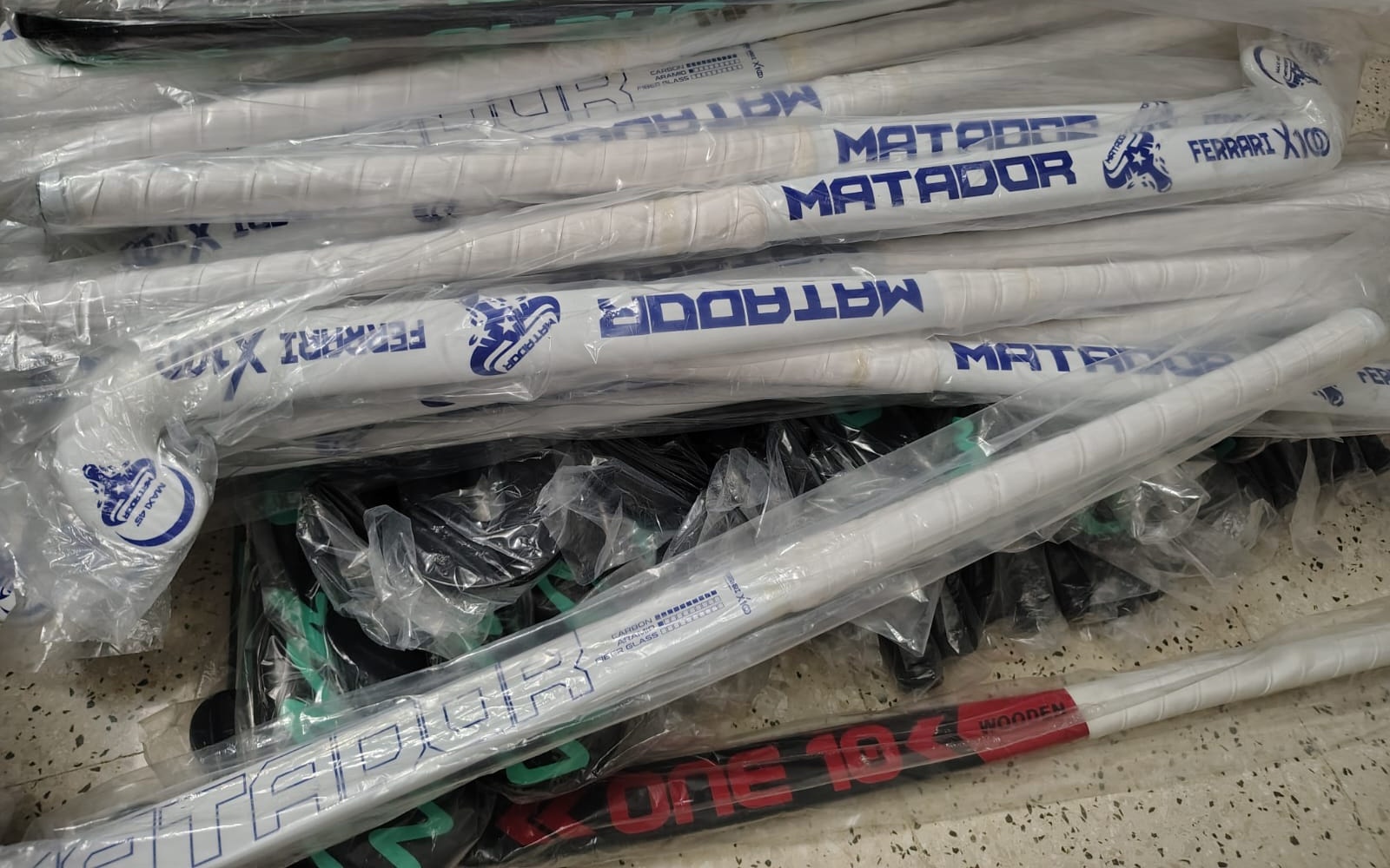 Federación de Hockey recibe donación de equipo deportivo