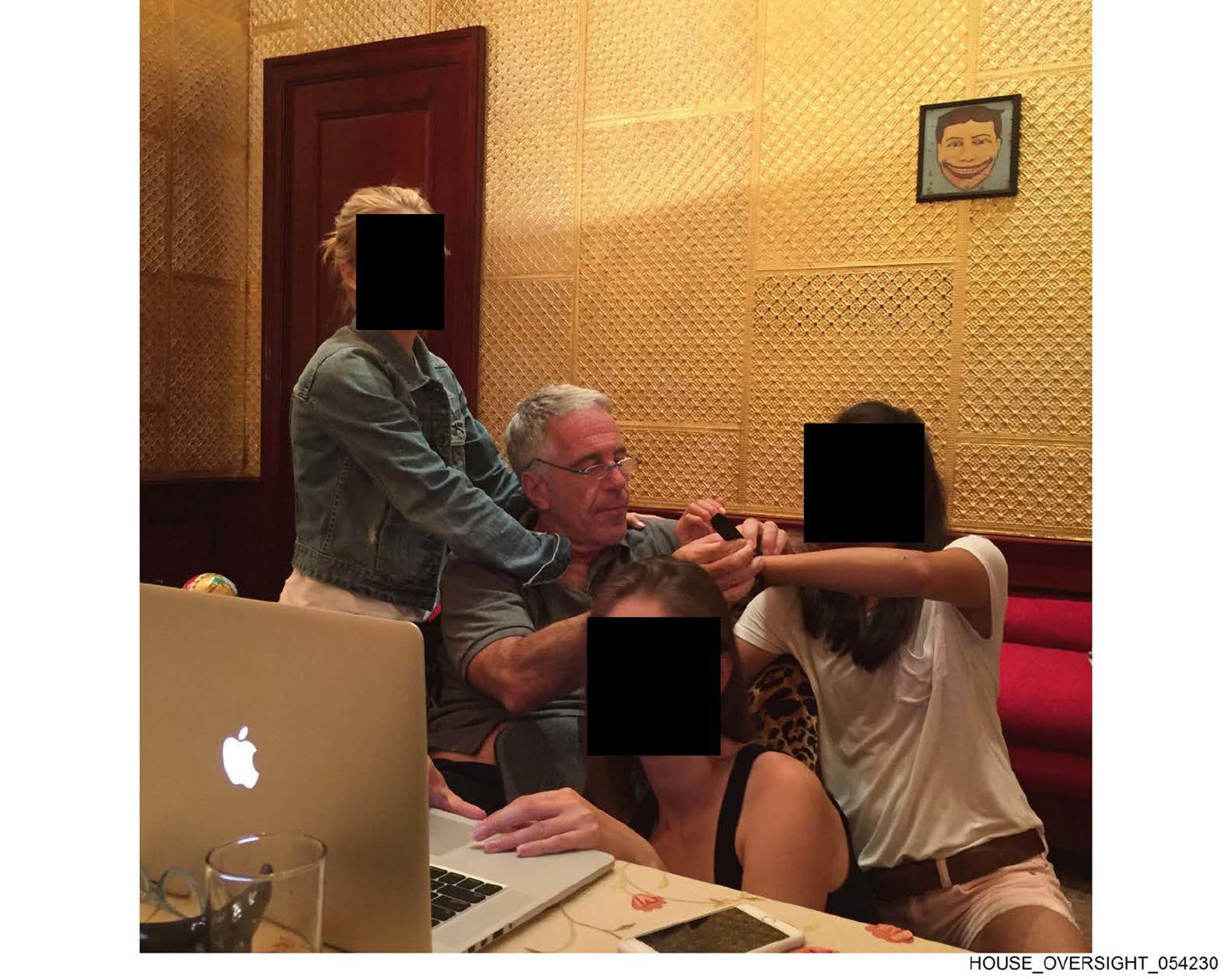 Los demócratas publican nuevas fotos del caso Epstein: Chomsky, pasaportes y mensajes