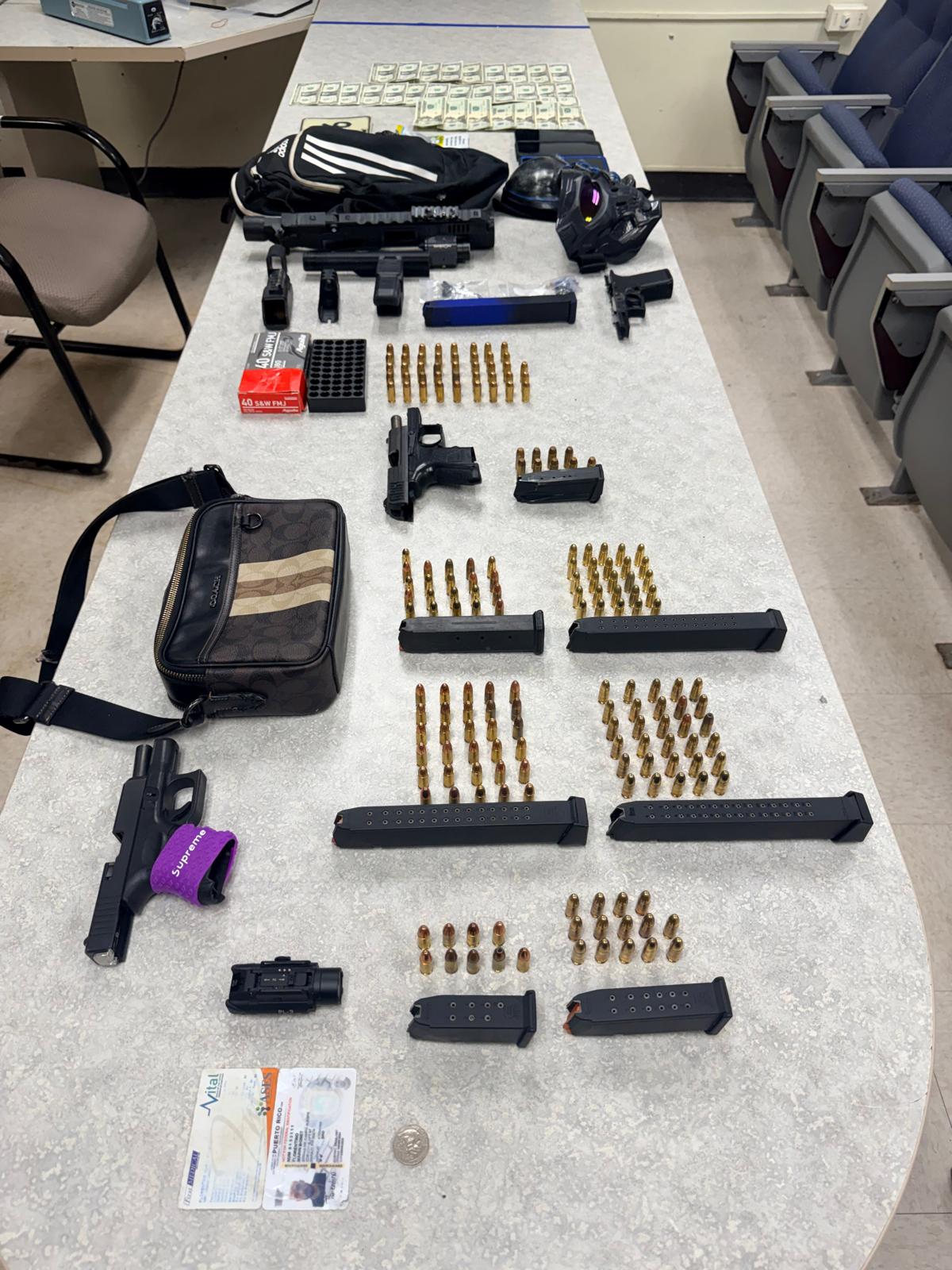 Ocupan drogas, armas y arrestan a tres personas en allanamiento en Manatí