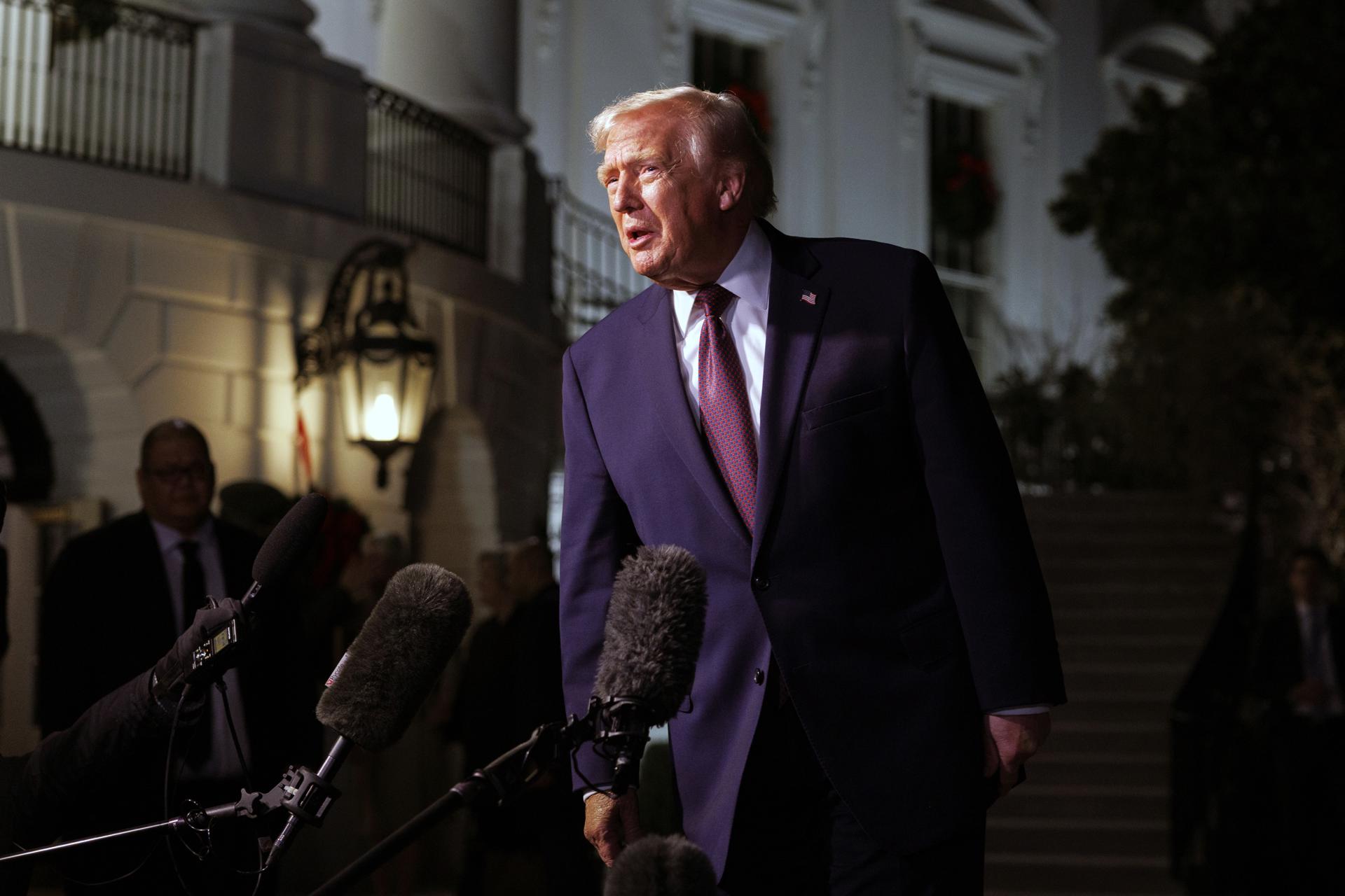 Trump voló al menos 8 veces en el avión privado de Epstein, según nuevos archivos del caso