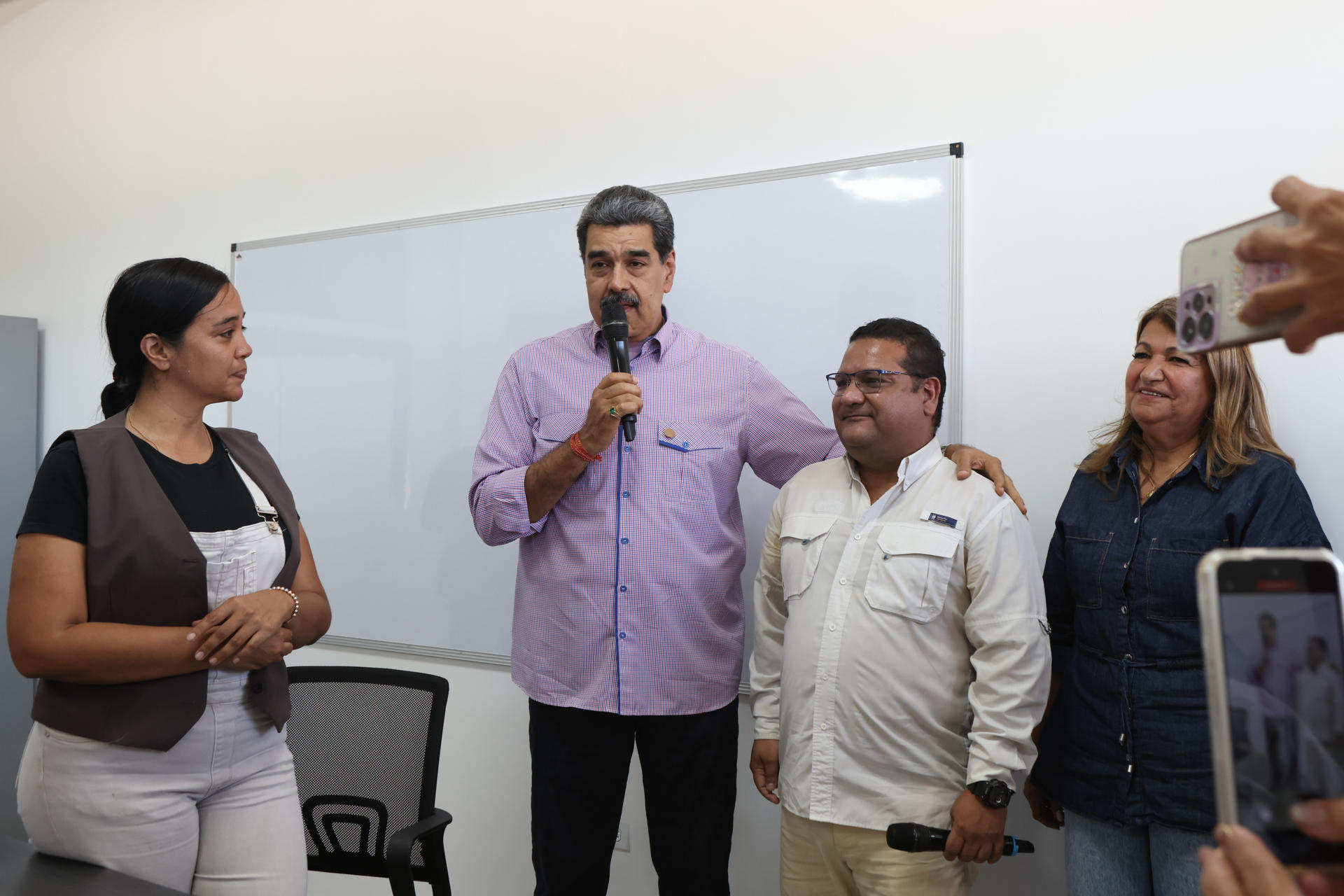 Maduro dice que se transmiten «noticias falsas» de Venezuela y no habla de supuesto ataque