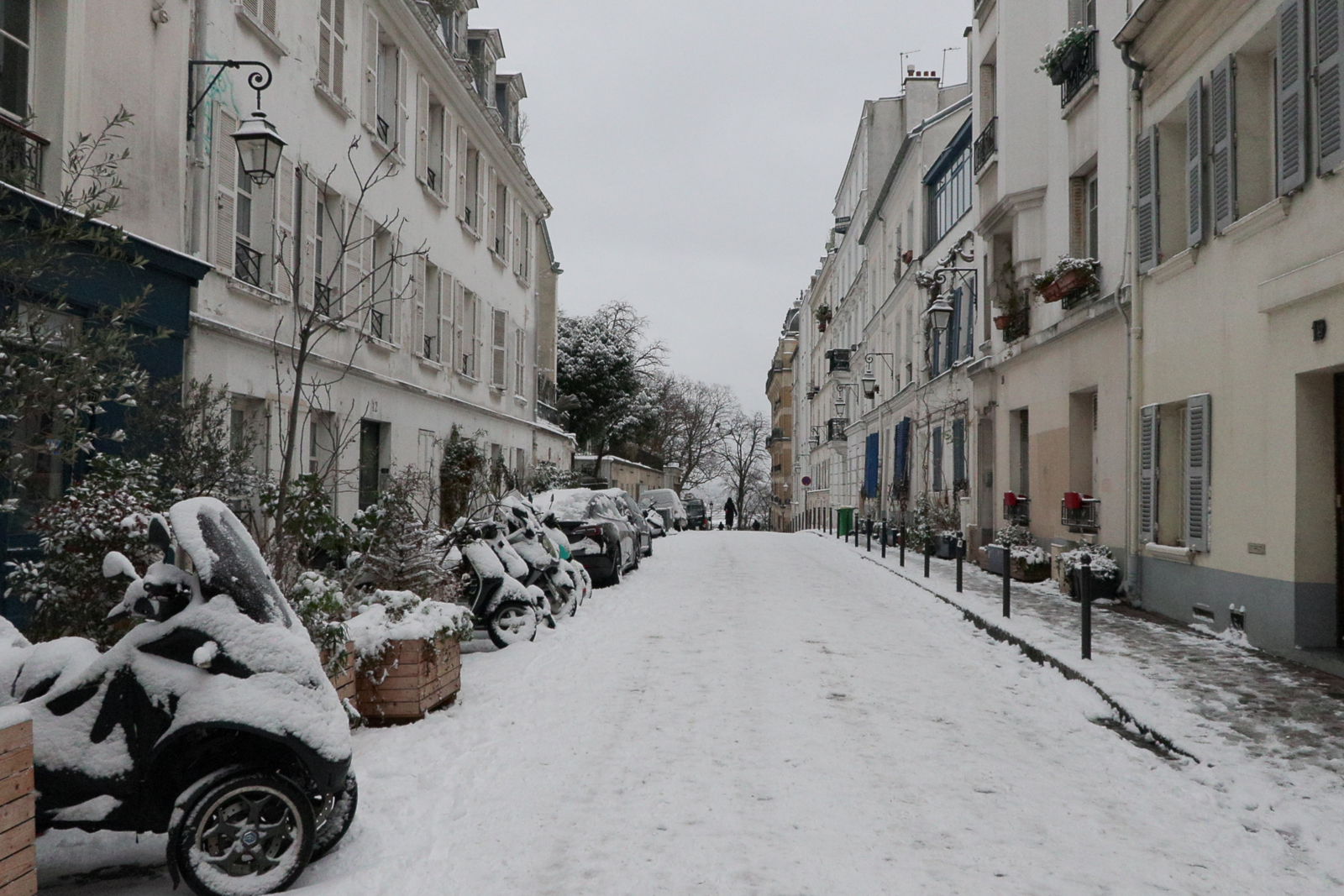 Estancada media Europa por la nieve: cientos de vuelos cancelados y tapones kilométricos