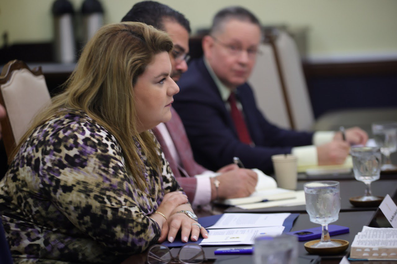 Gobernadora firma orden de no cobrar cargo a dueños de placas solares