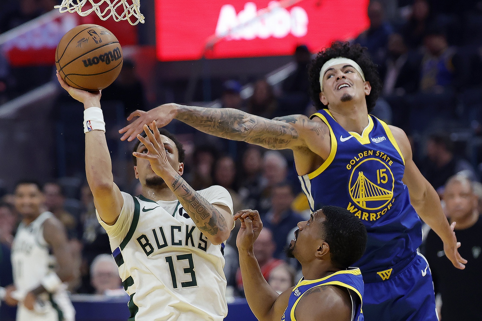 Curry gana a Giannis, Spurs opacan a Doncic, Magic y Raptors festejan sobre la bocina