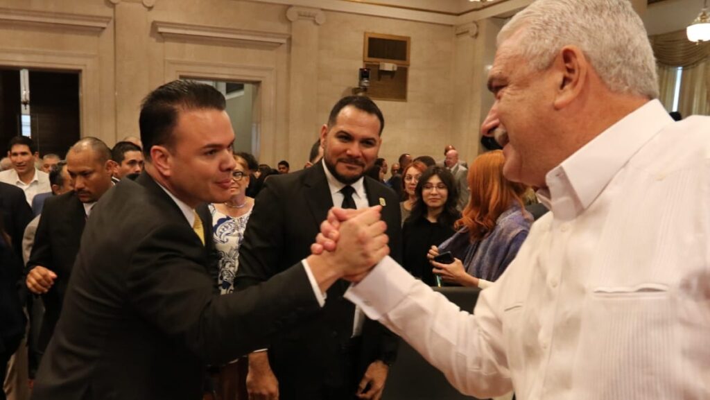 Hiram Torres, secretario de DACO saluda al presidente senatorial Thomas Rivera. (Nickolas N. Torres)