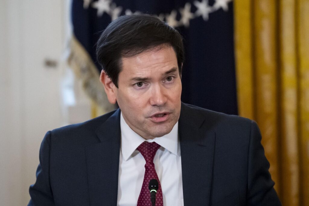 Trump opina que le "parece bien" que Marco Rubio sea el próximo presidente de Cuba