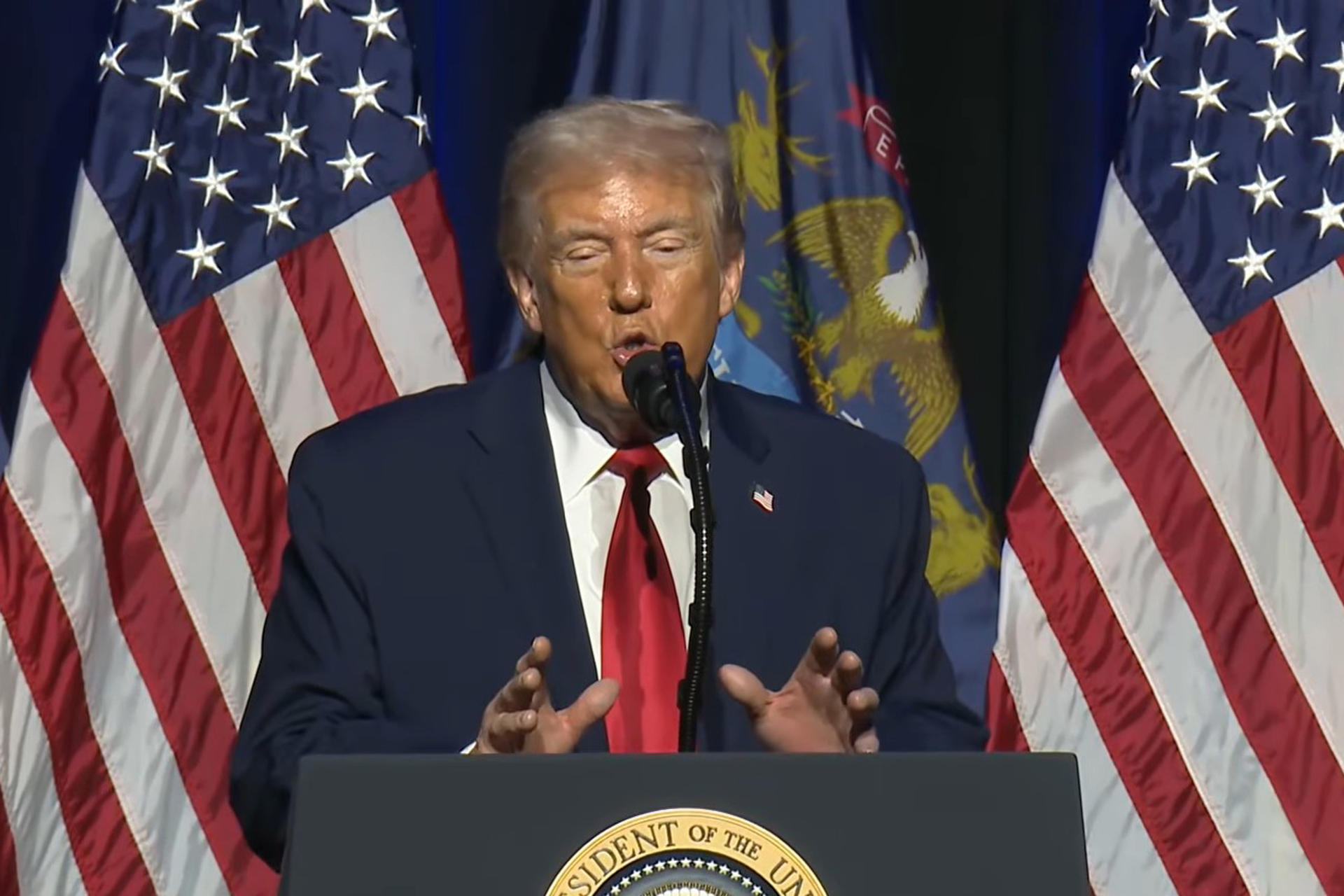 Trump llama «cretino» al presidente de la Reserva Federal y dice que «se irá pronto»