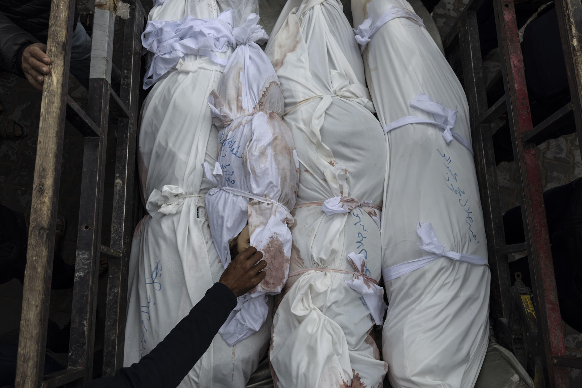 Más de 450 gazatíes muertos, entre ellos un centenar de niños, pese al alto el fuego