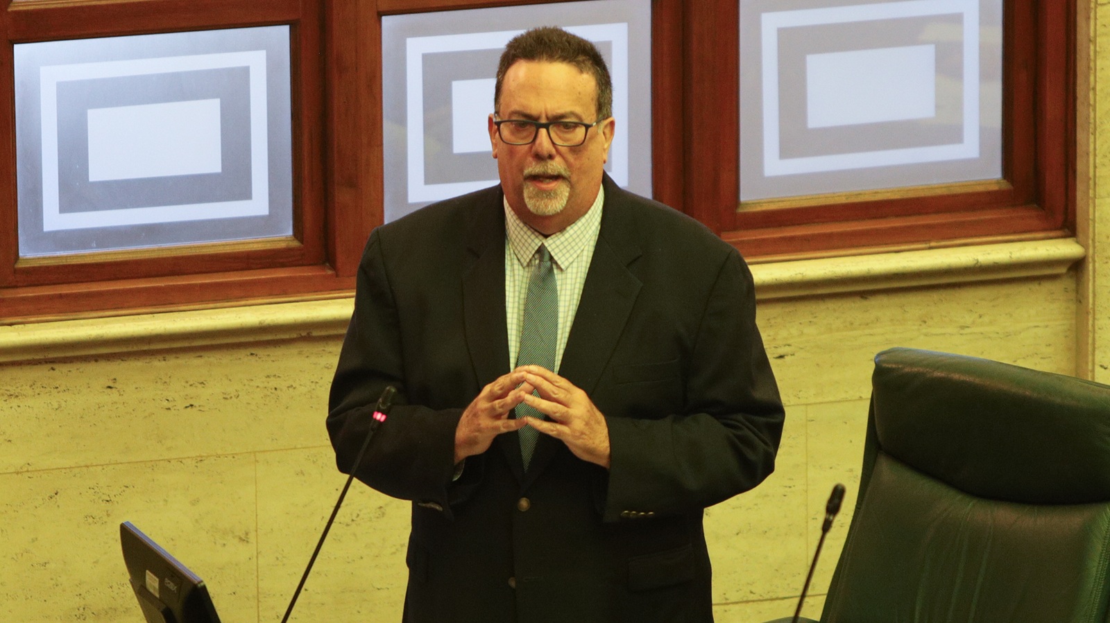 Denis Márquez critica que 16 representantes vayan a Madrid como parte de FITUR