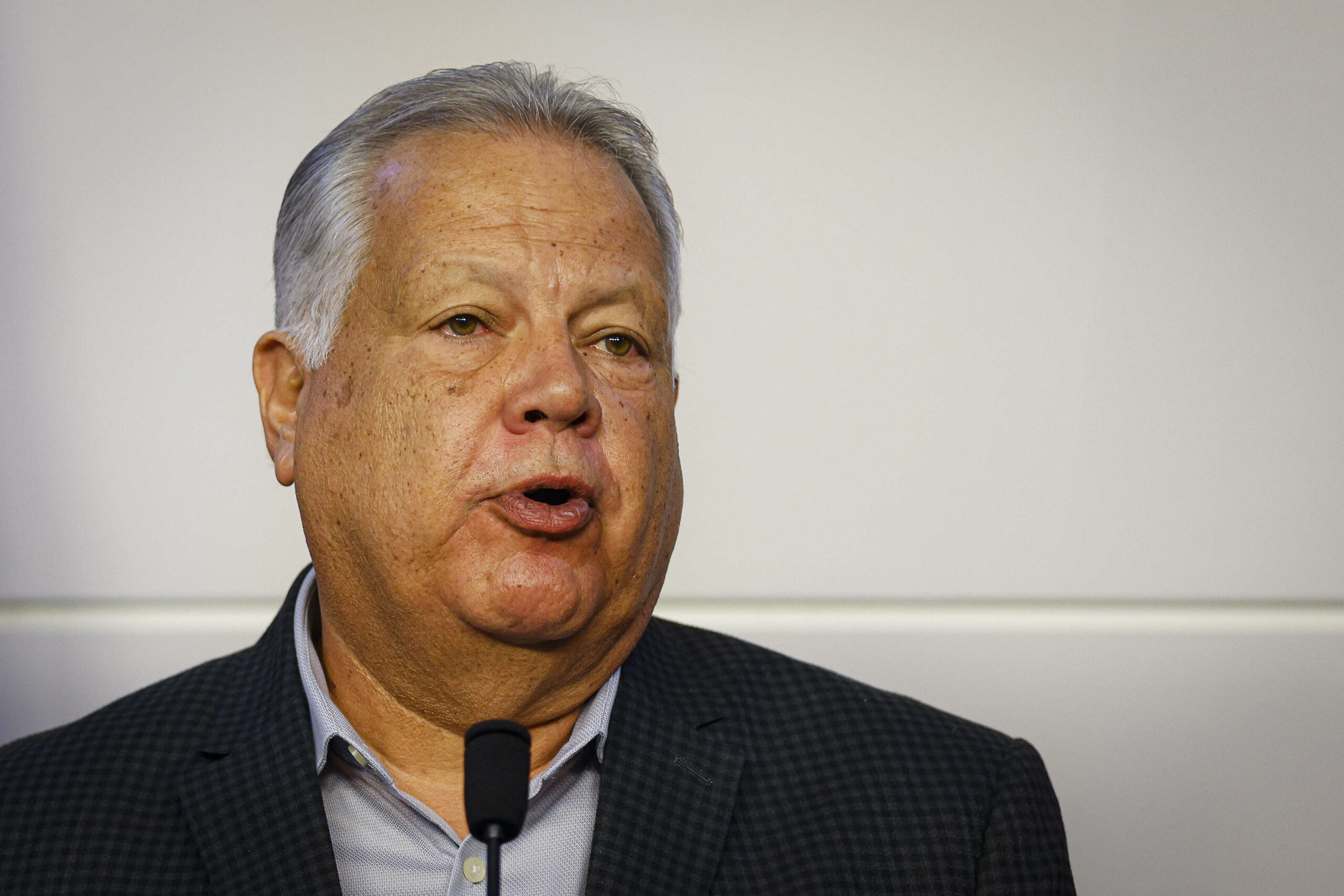 Senador popular “Josian” Santiago Rivera tiene a su hijo guisando en su oficina legislativa