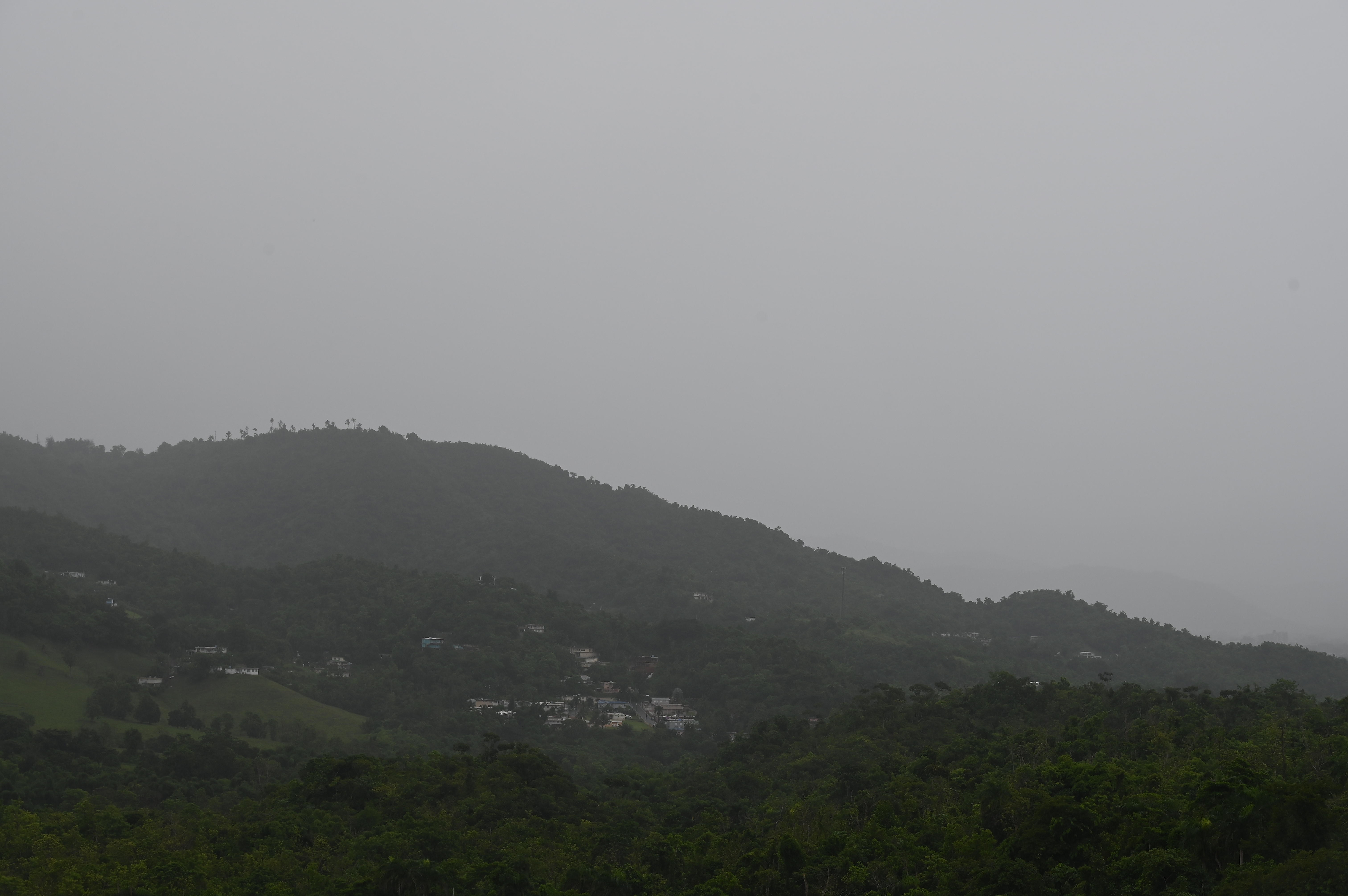 Bajo fuerte lluvia el oeste; emiten advertencia de inundaciones