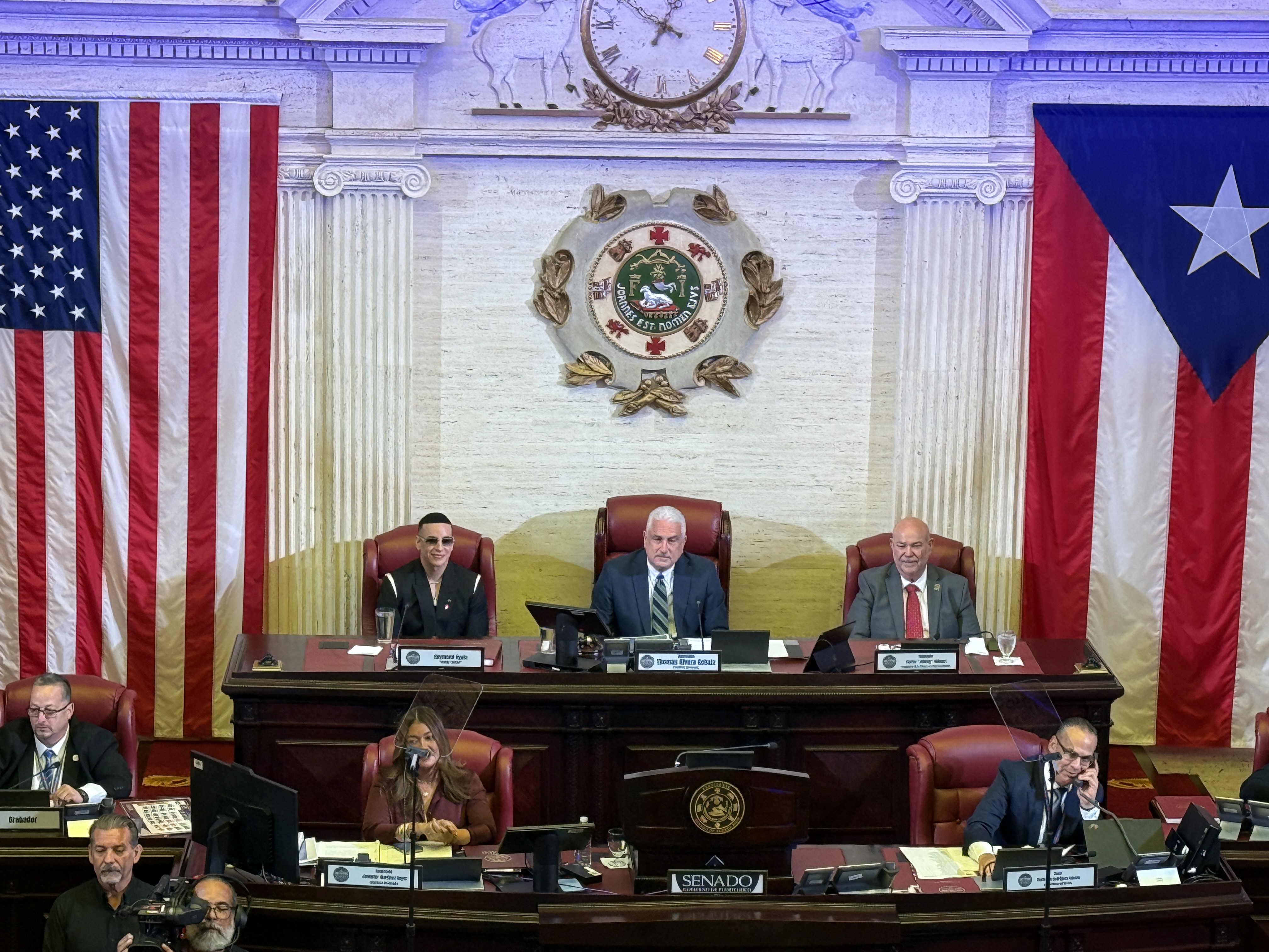 Senado honra trayectoria de Daddy Yankee y le tira a Bad Bunny