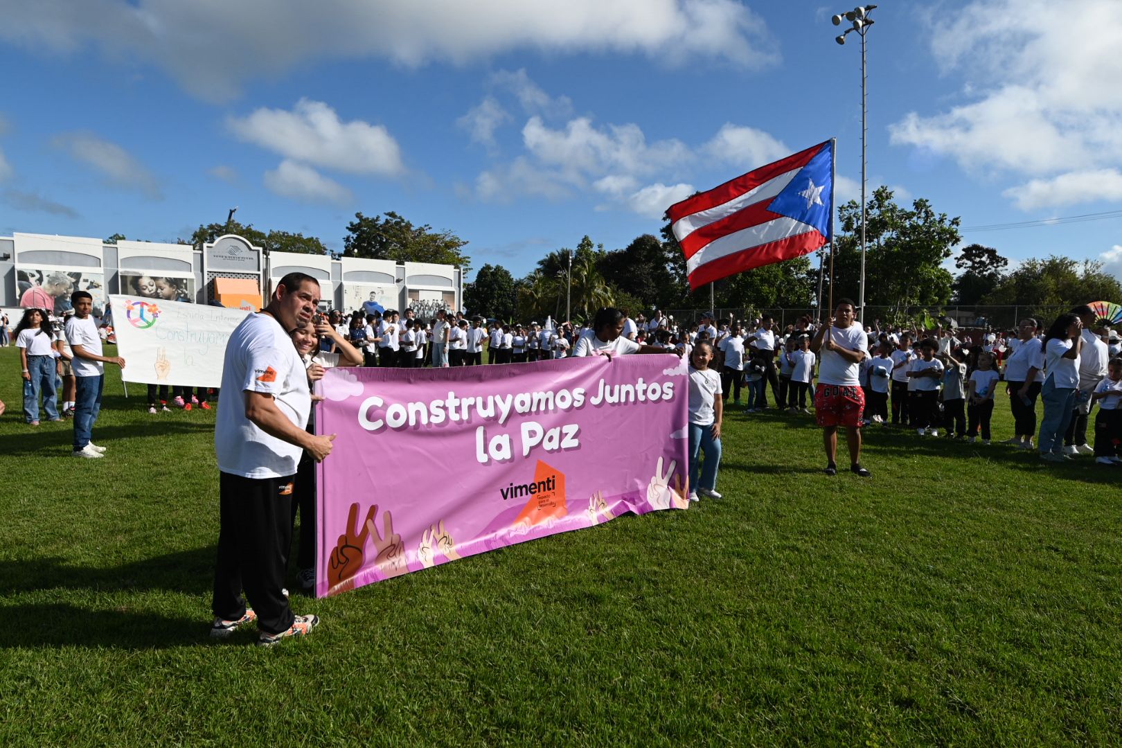 Cientos de personas reclaman paz en marcha de Vimenti