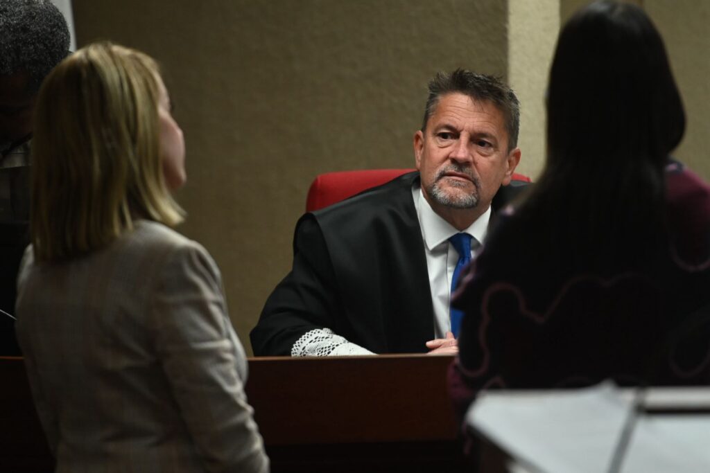 Juez advierte que no tolerará otro incidente en sala durante juicio contra acusado de matar a biólogo