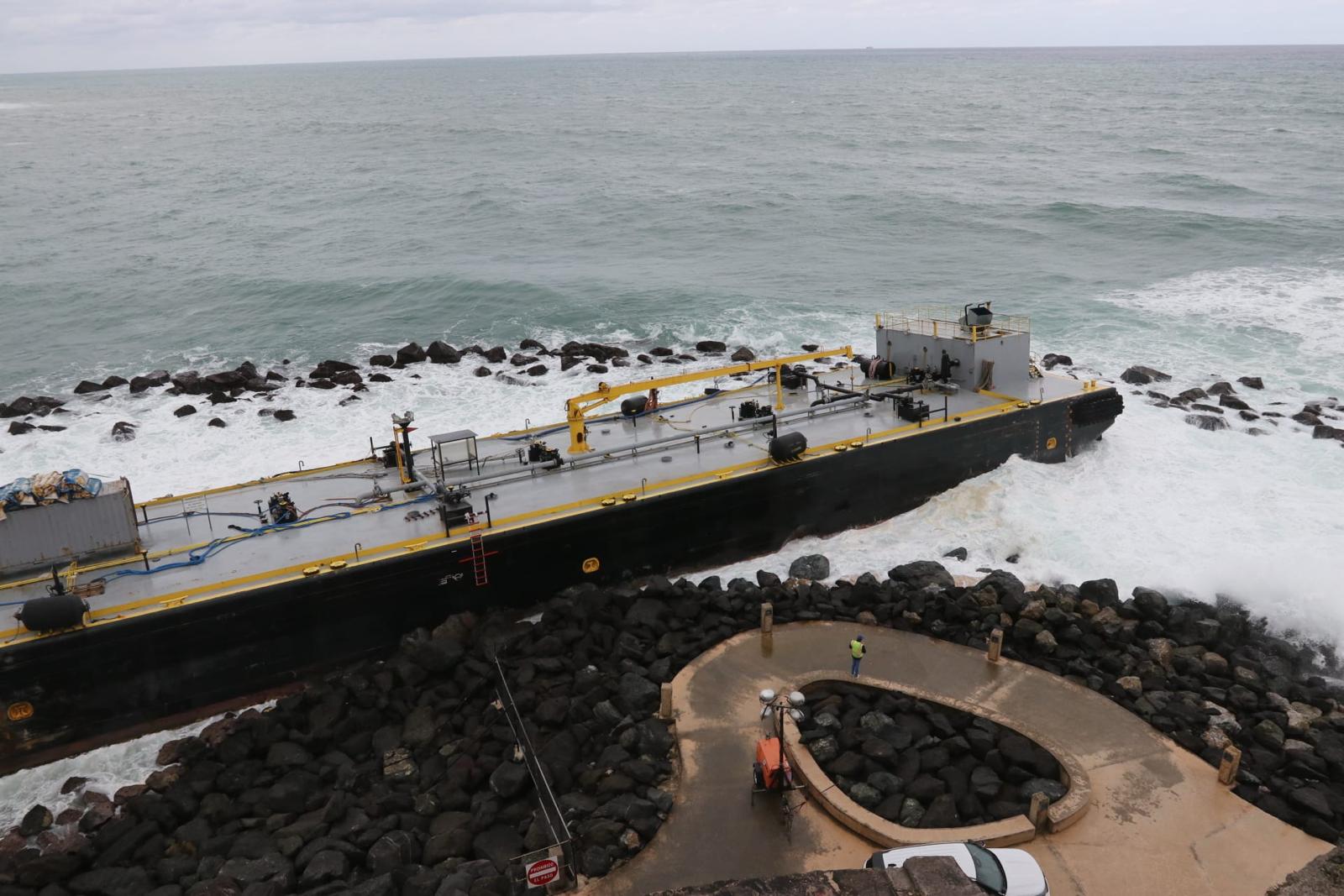 Gobernadora dice remoción de barcaza ocurrirá cuando mejoren las condiciones del mar