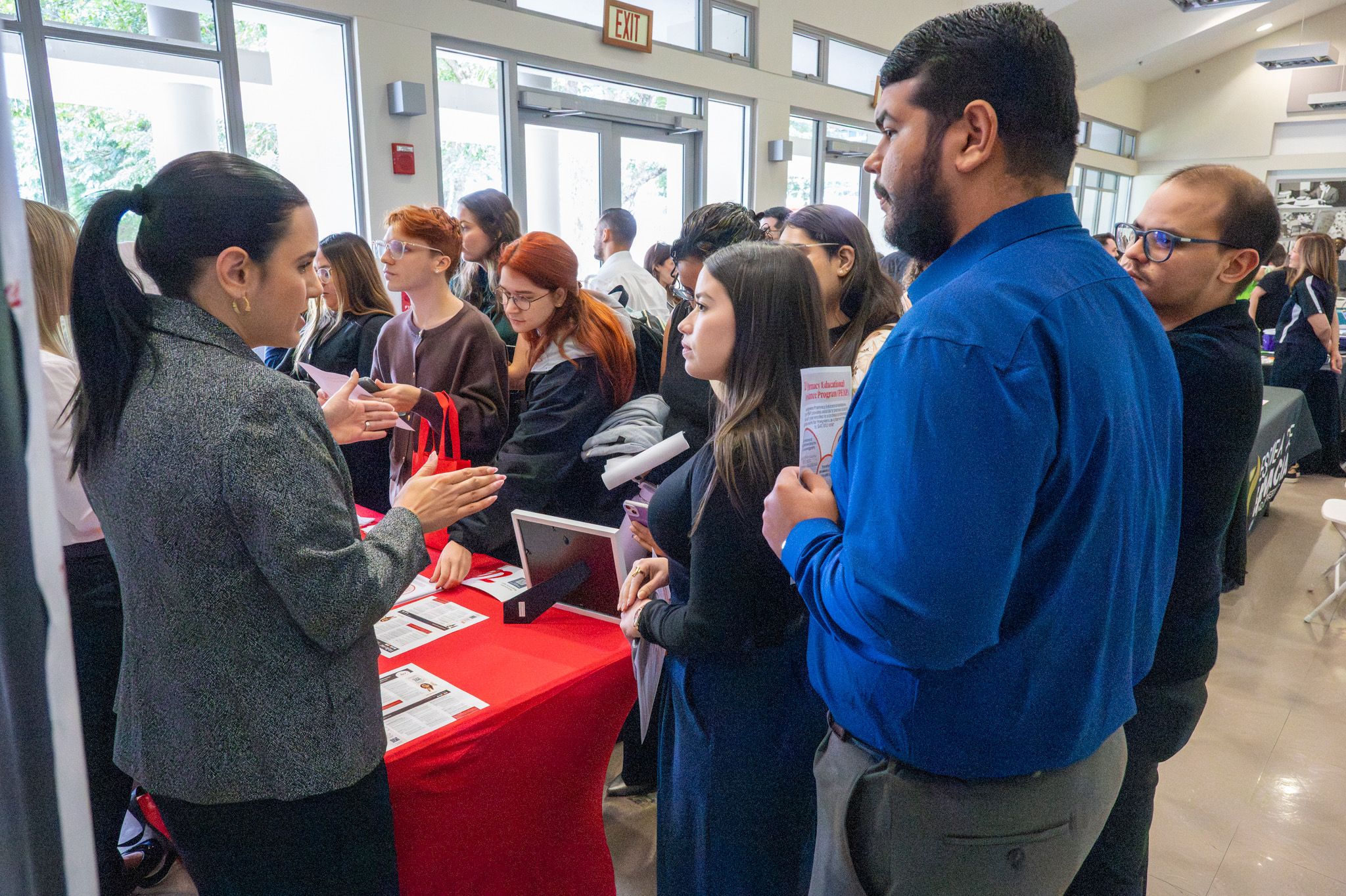 Escuela de Farmacia del RCM promueve oportunidades profesionales en medio de celebración