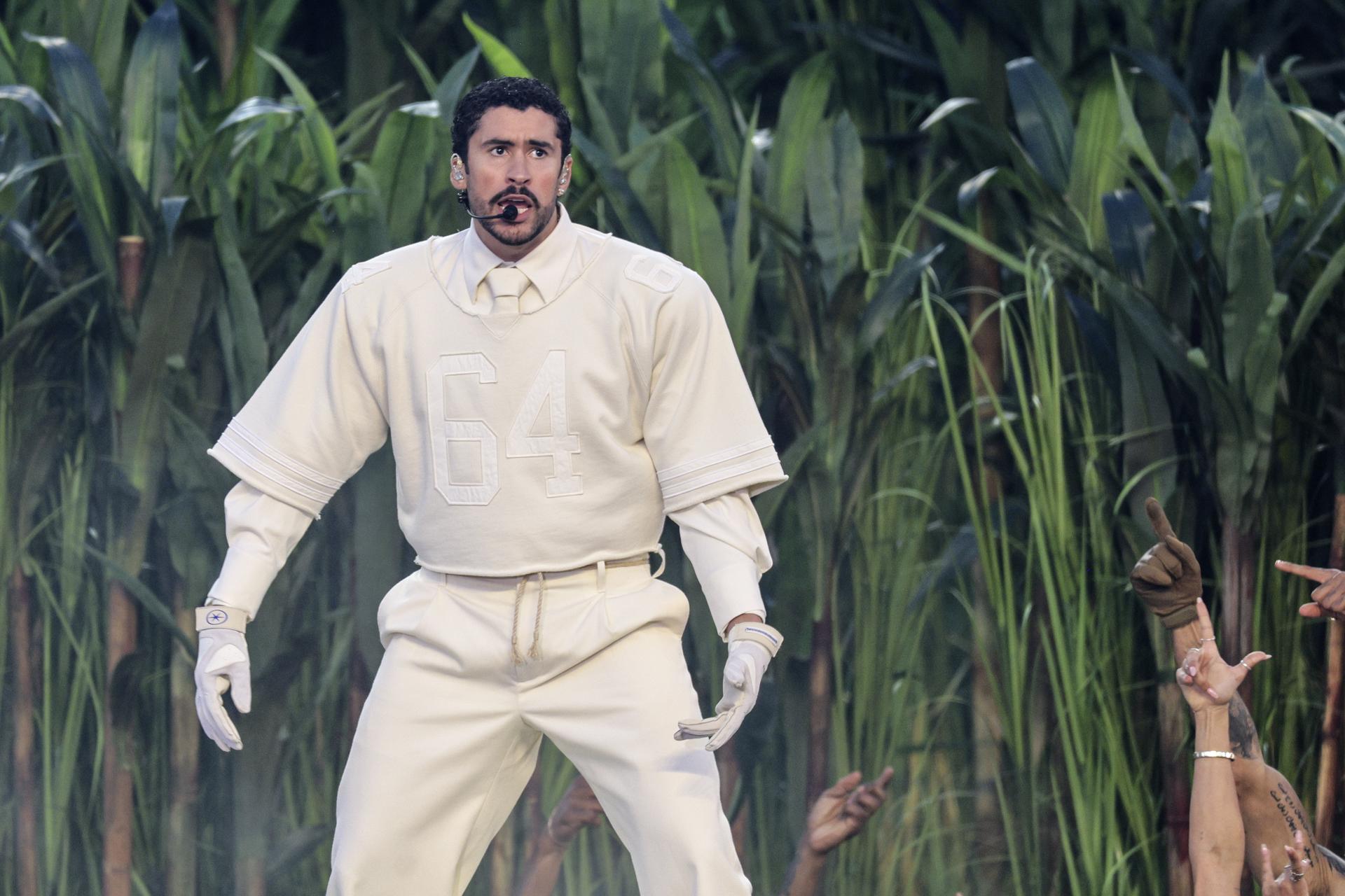 Bad Bunny continúa con su gira de conciertos tras su éxito global en el Super Bowl