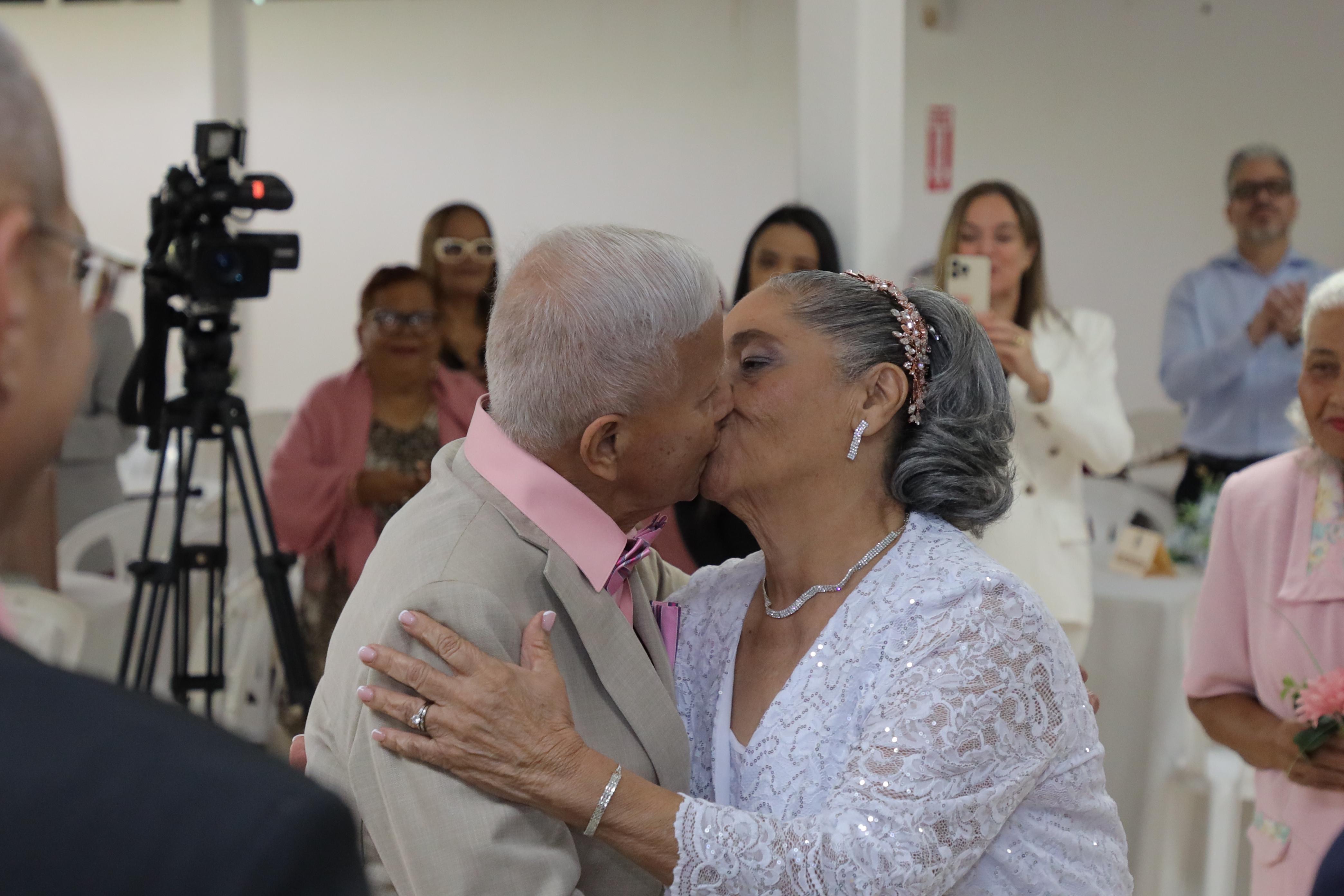 Pareja dorada reafirma su amor en la antesala al Día de San Valentín