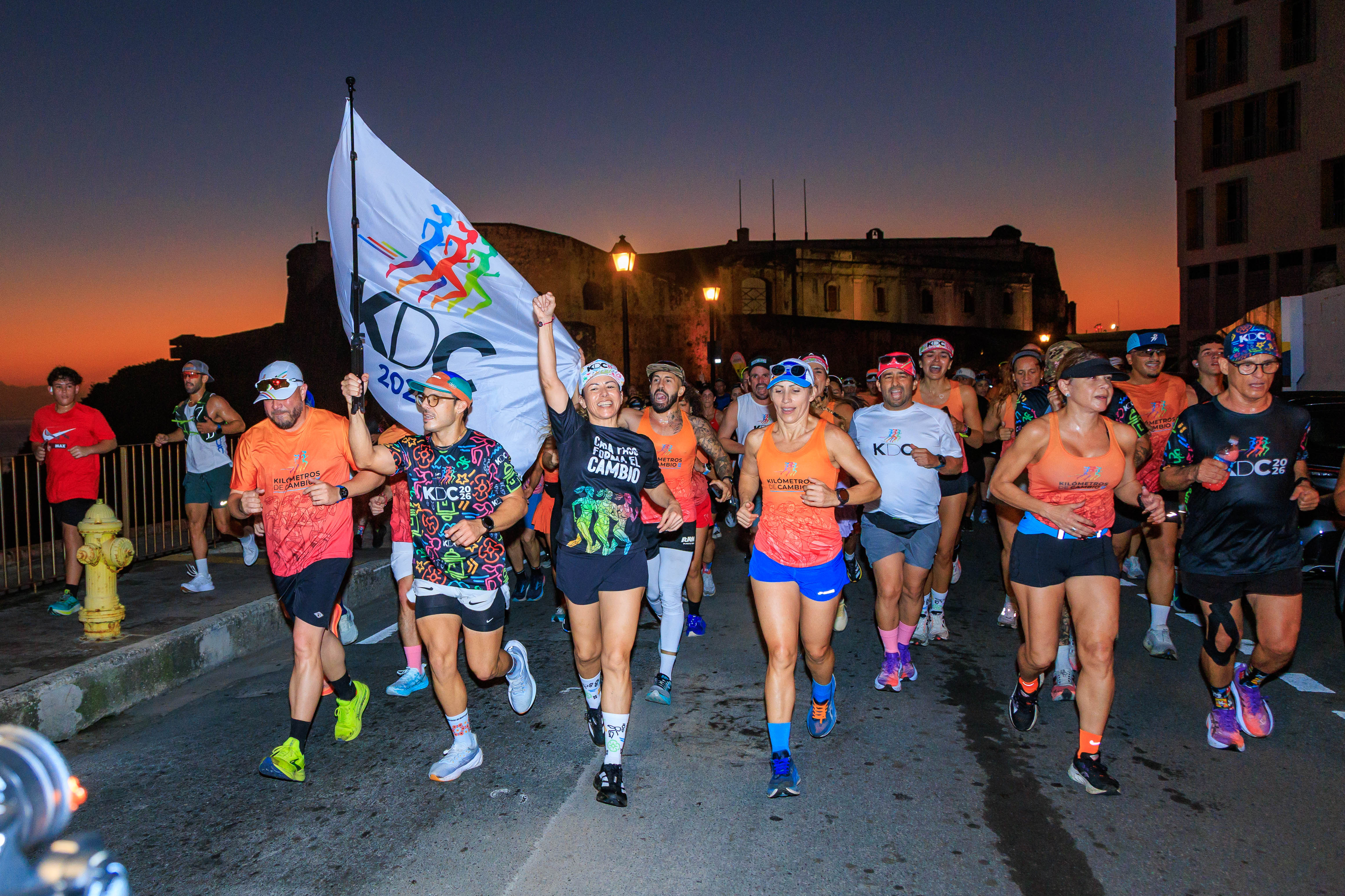 Miles corren en el Fun Run de Kilómetros de Cambio con el mensaje «el amor no es violencia»