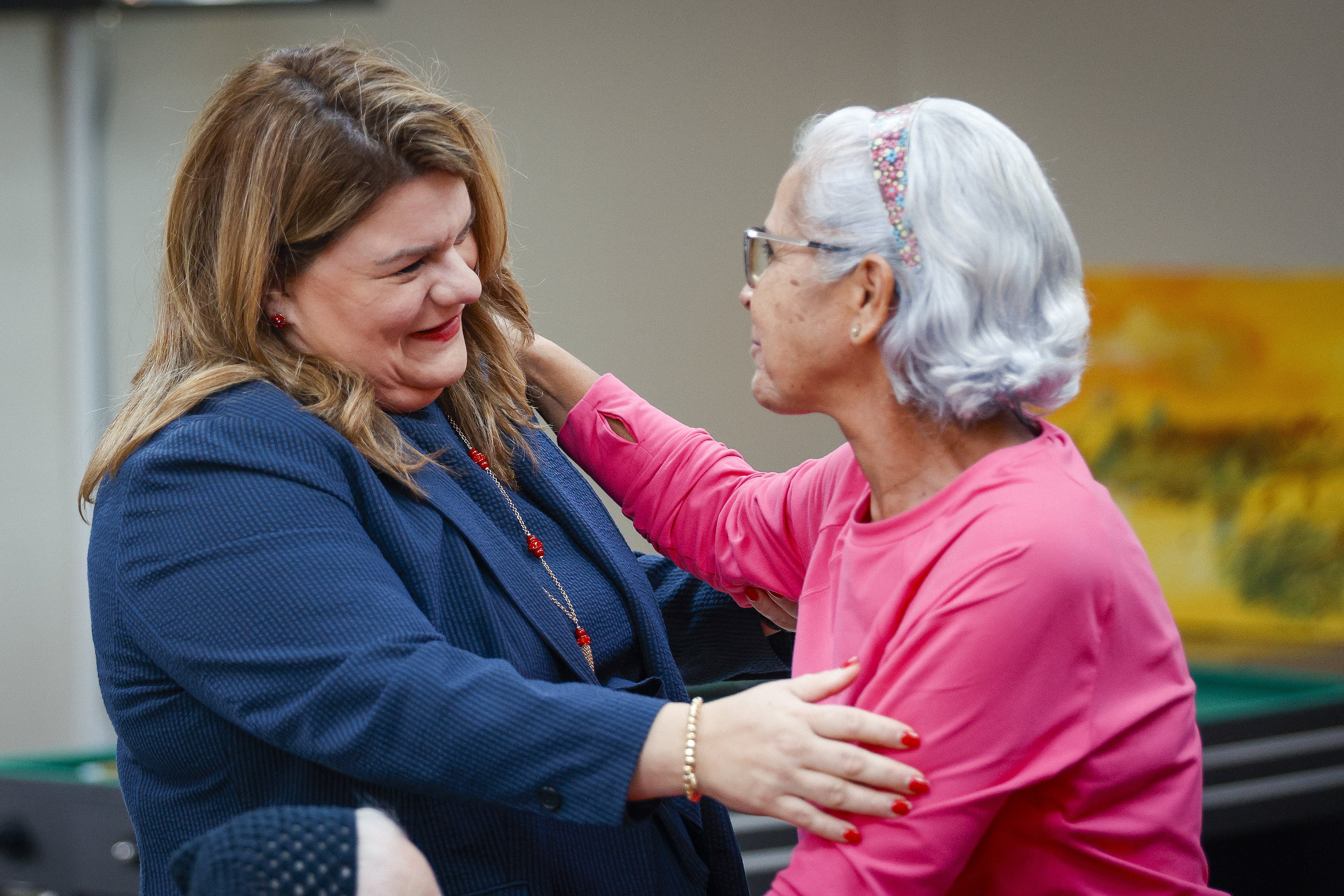 Gobernadora firma ley para facilitar acceso a información a adultos mayores