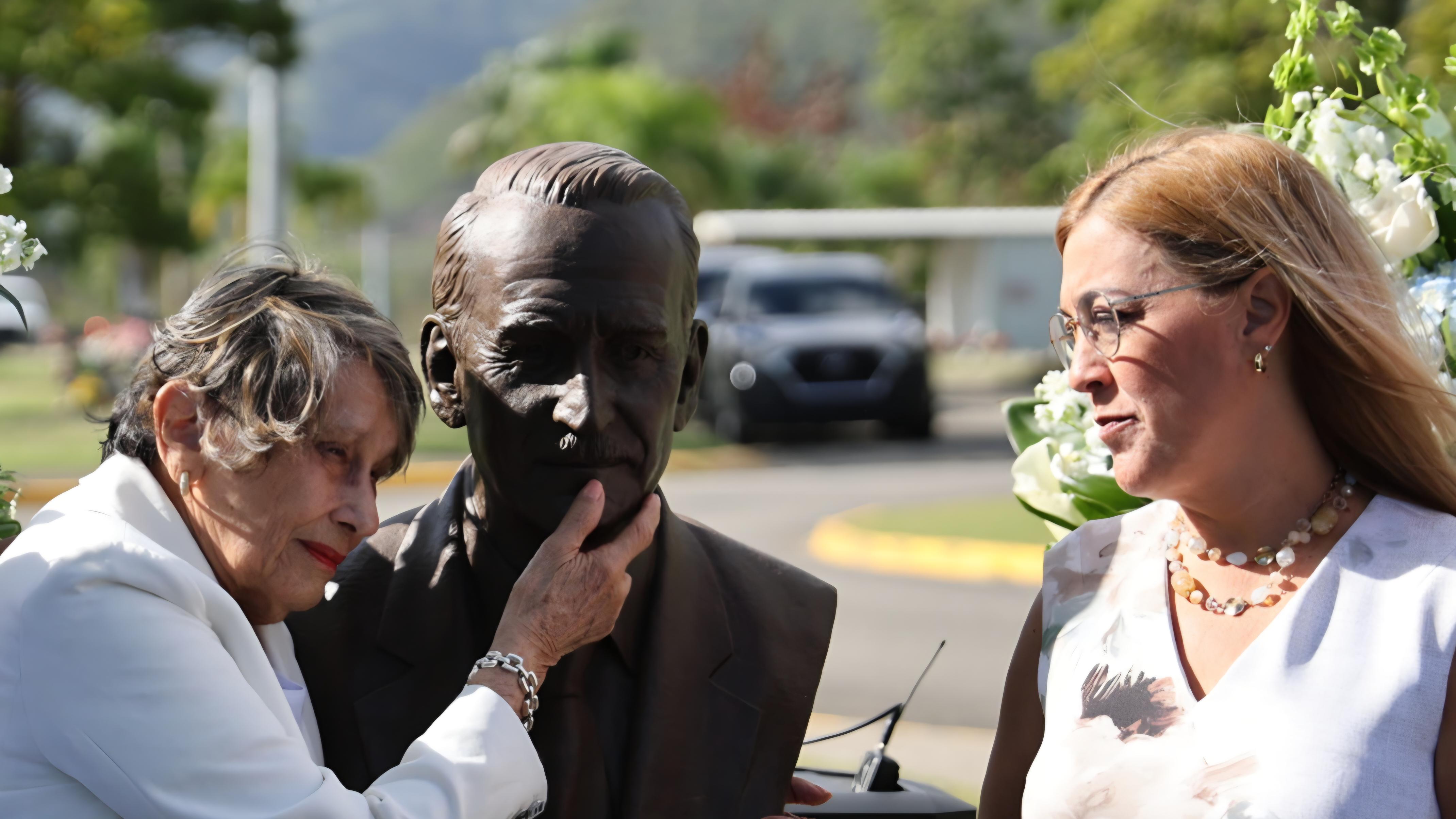 Ponce conmemora 122 años del natalicio de Luis A. Ferré