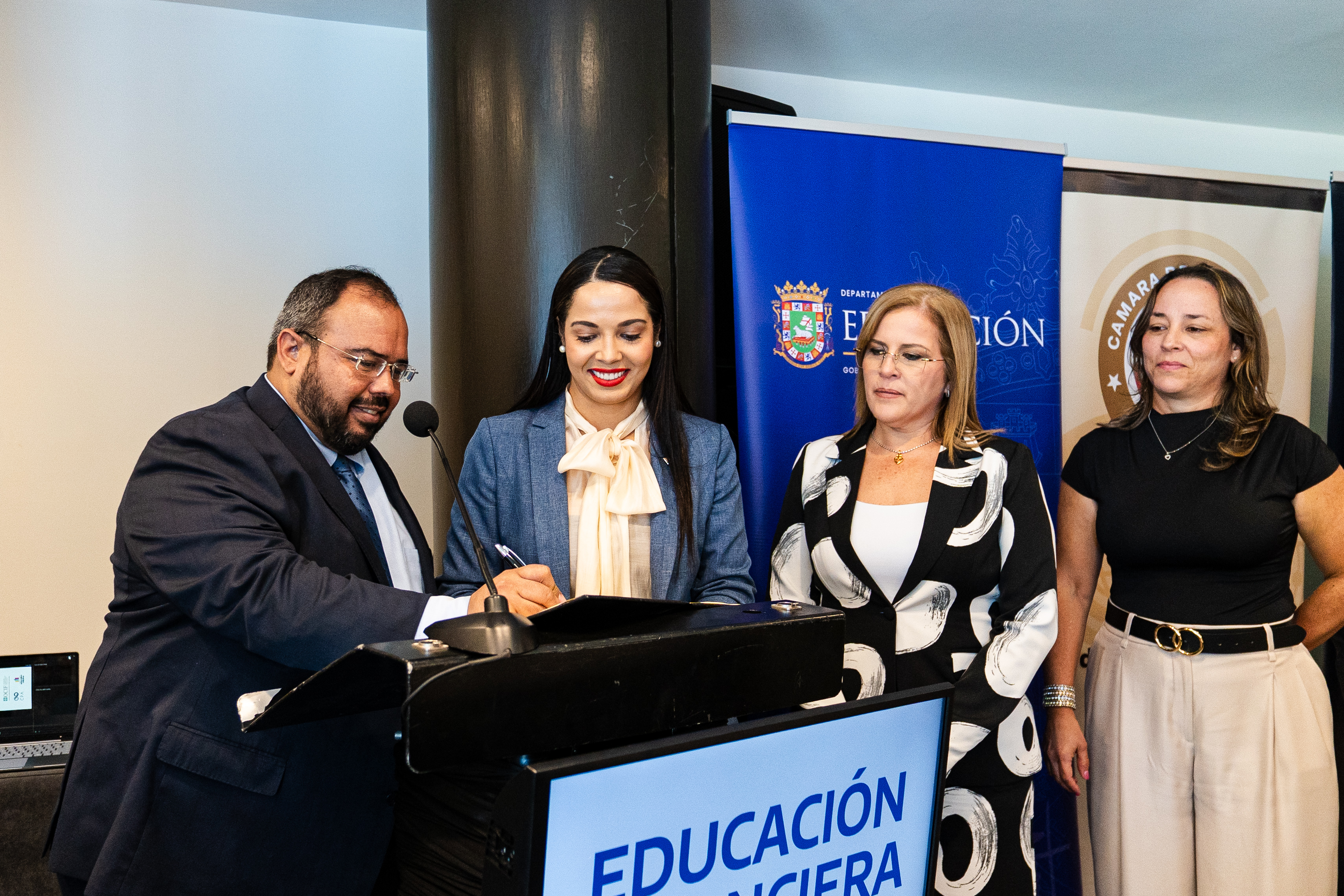 Firman acuerdo para impulsar la educación financiera en escuelas públicas