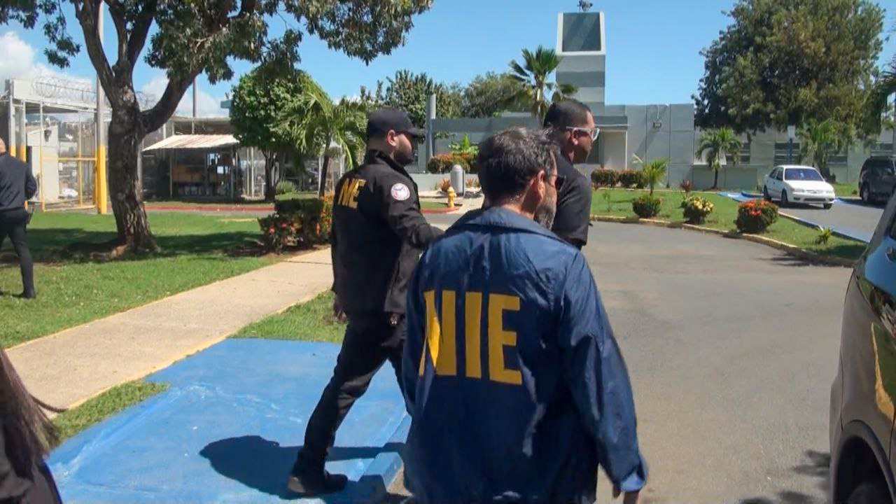 Agentes del NIE arrestan a un oficial correccional por introducción ilegal de celular y soborno