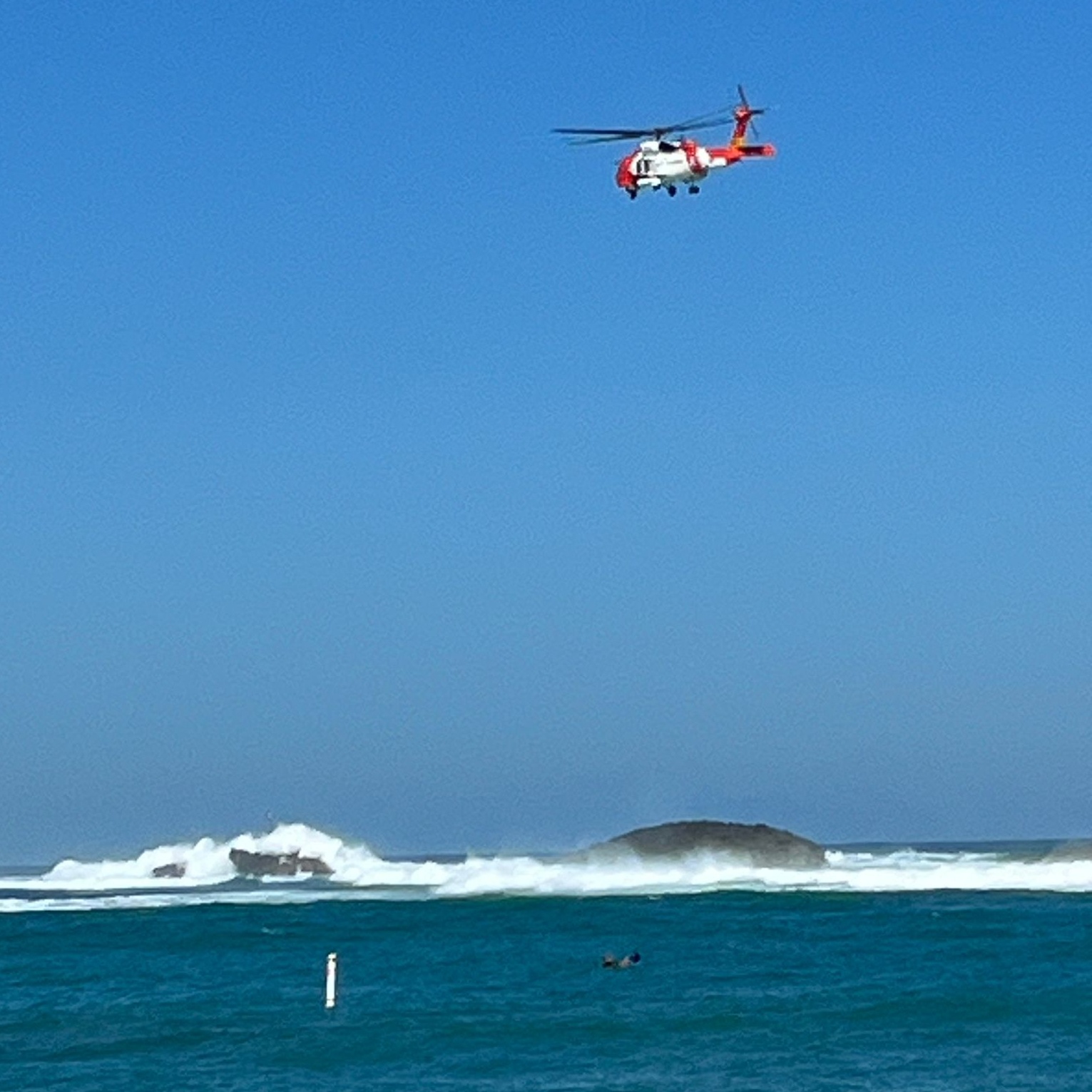 Continúa la búsqueda del hombre arrastrado por el oleaje en Vega Baja