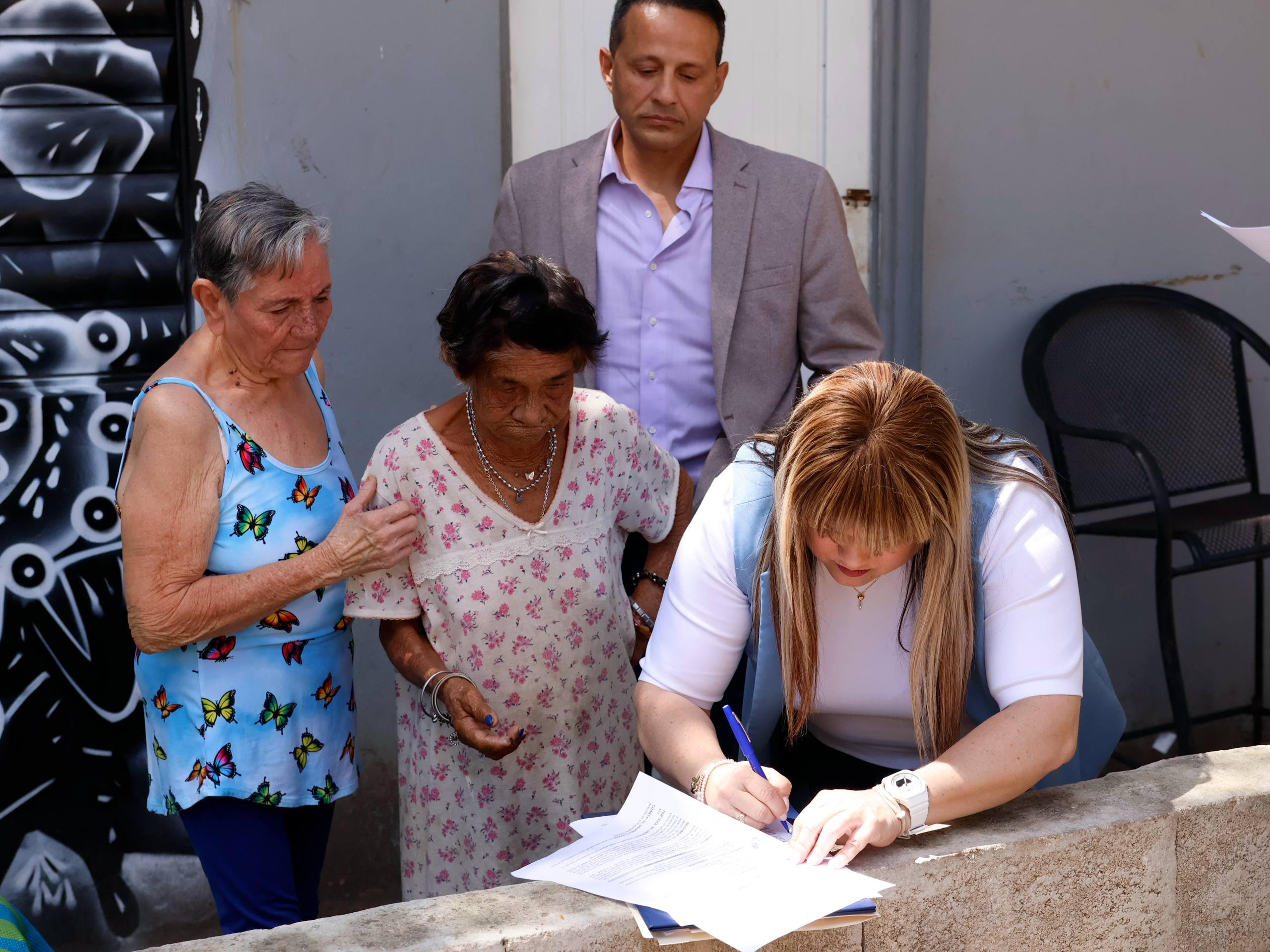 Vivienda formaliza contrato de usufructo con Ramona Cruz y sus hermanos