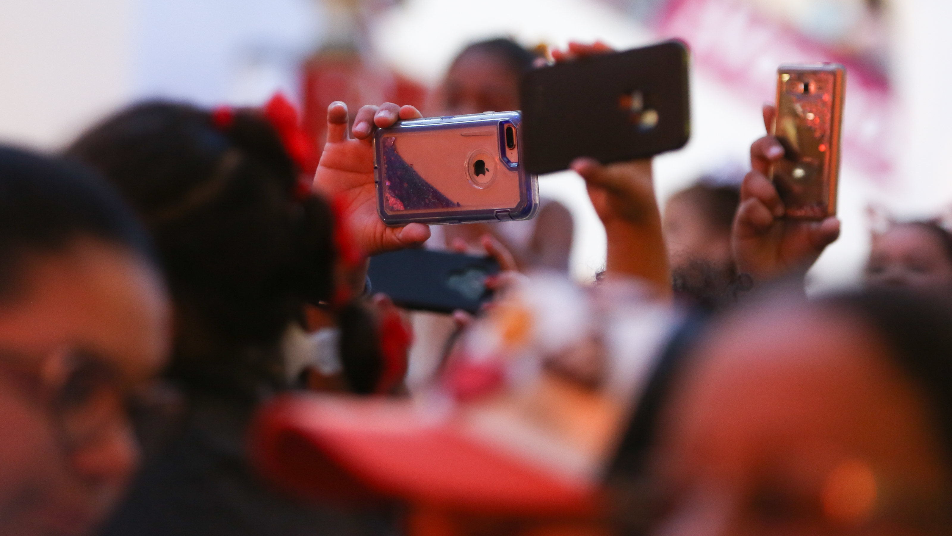 Evalúan crear marco legal para proteger niños ‘influencers’