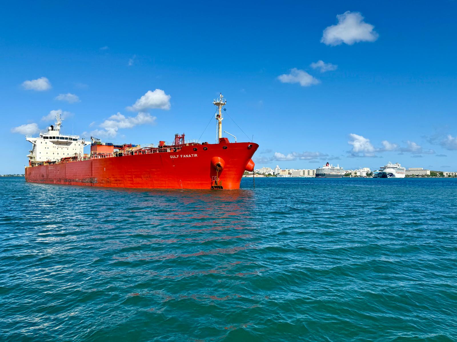 Controlan con éxito emergencia a bordo de tanquero en la Bahía de San Juan