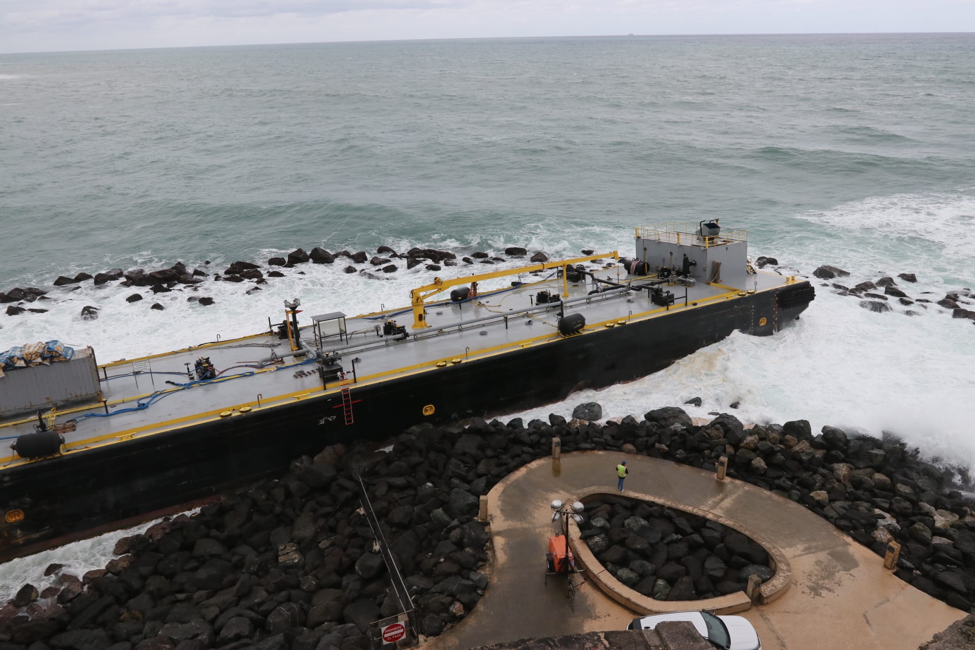 Barcaza Defiant avanza 30 pies tras intento de reflote