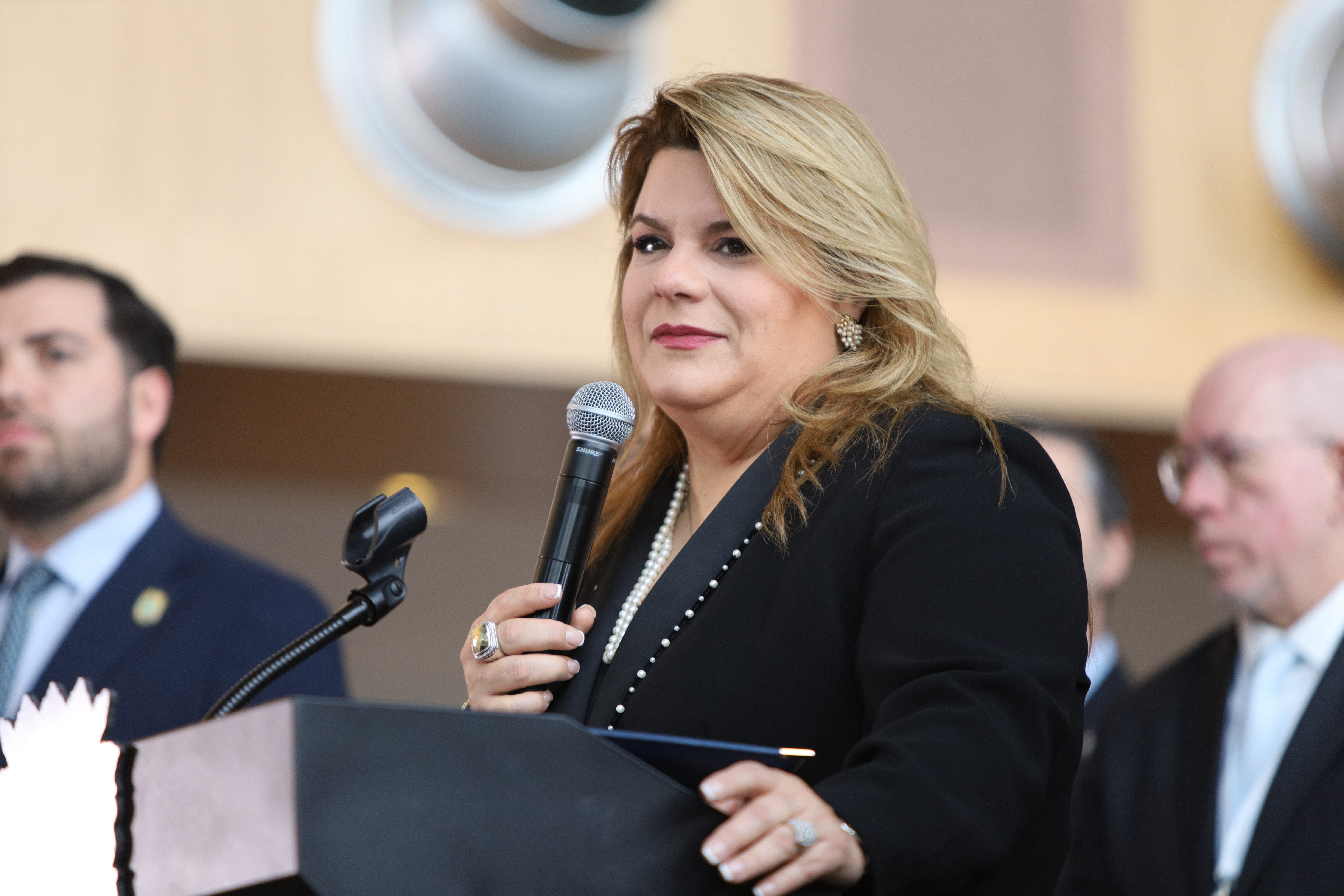 Gobernadora convierte en ley proyecto que facilita acceso a servicios de la AAA