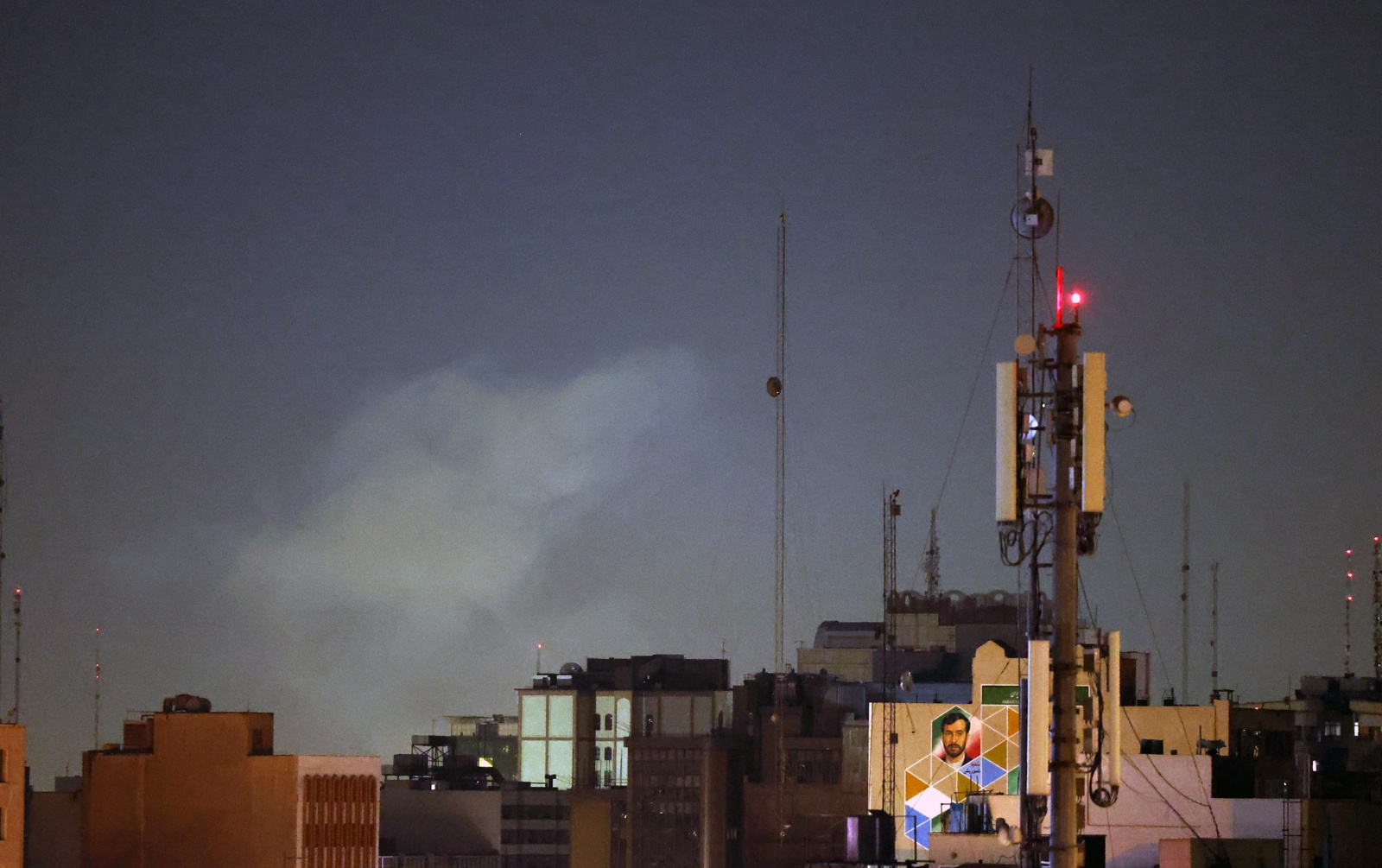 El ataque a Irán se salda con más de 200 víctimas y ‘señales’ de que Jameneí ha muerto