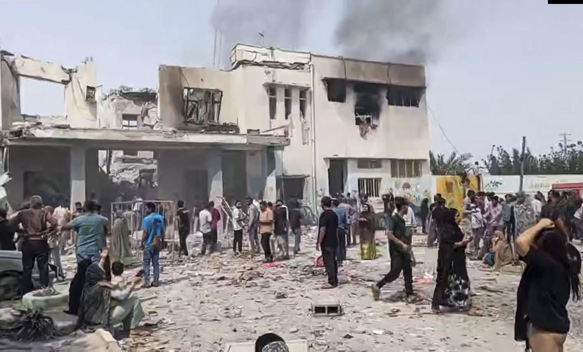 Ya son 148 las víctimas mortales en la escuela de niñas bombardeada en Irán