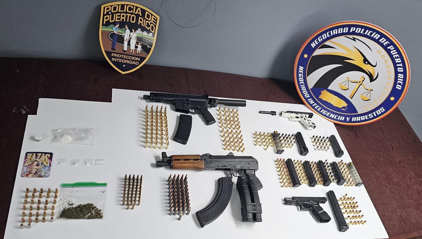 Efectuan arrestos y ocupan armas en operativo en negocios en San Juan