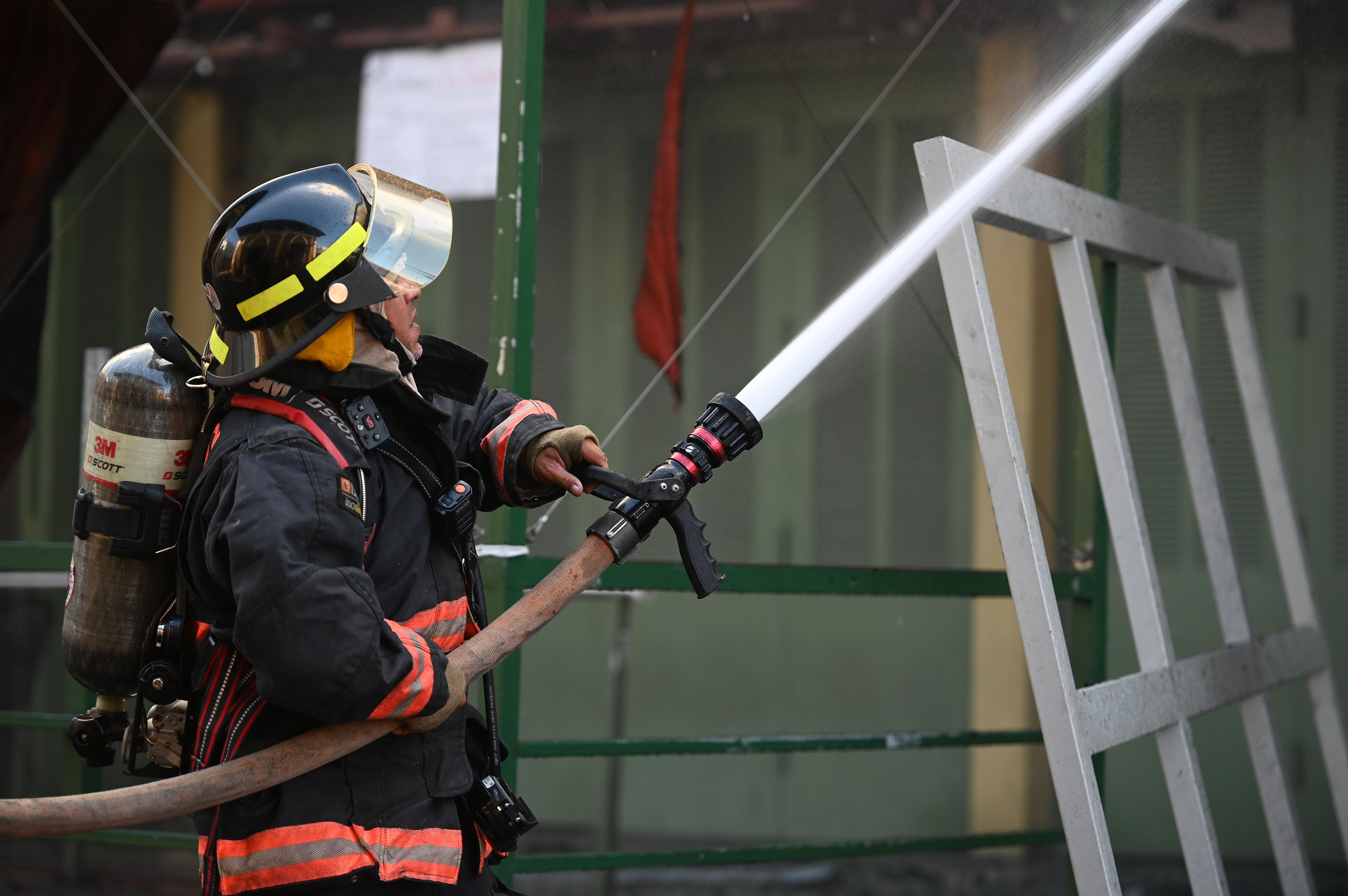 Bomberos combaten incendio en planta recicladora en Dorado