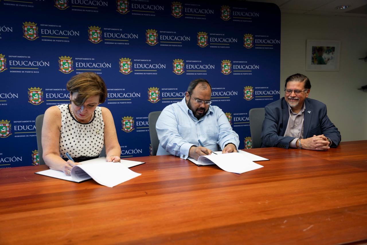 UPR Bayamón y Educación sellan acuerdo para impulsar formación STEM en escuelas especializadas