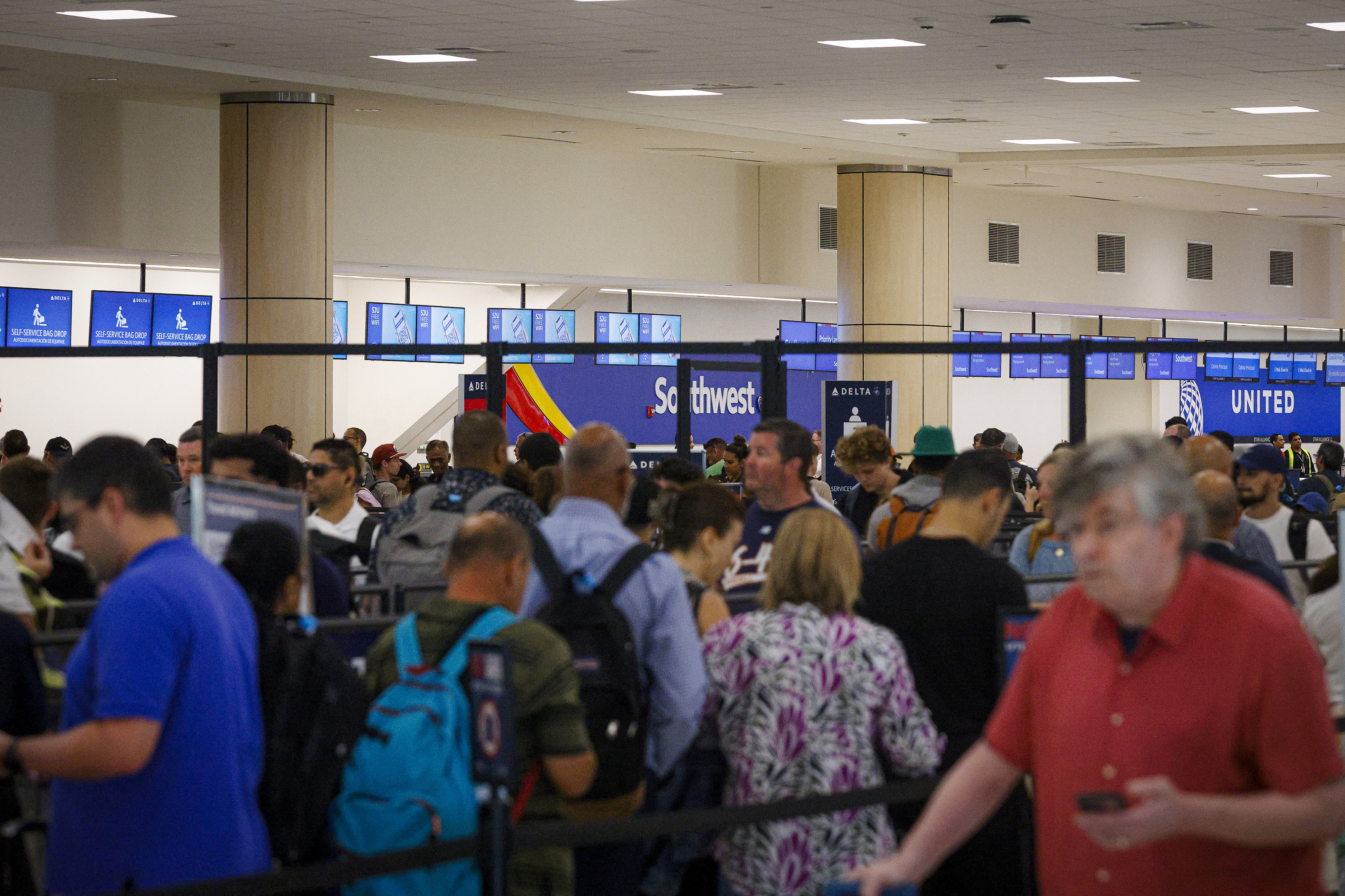 Más tiempo de espera para pasajeros en aeropuerto por reducción de personal de TSA